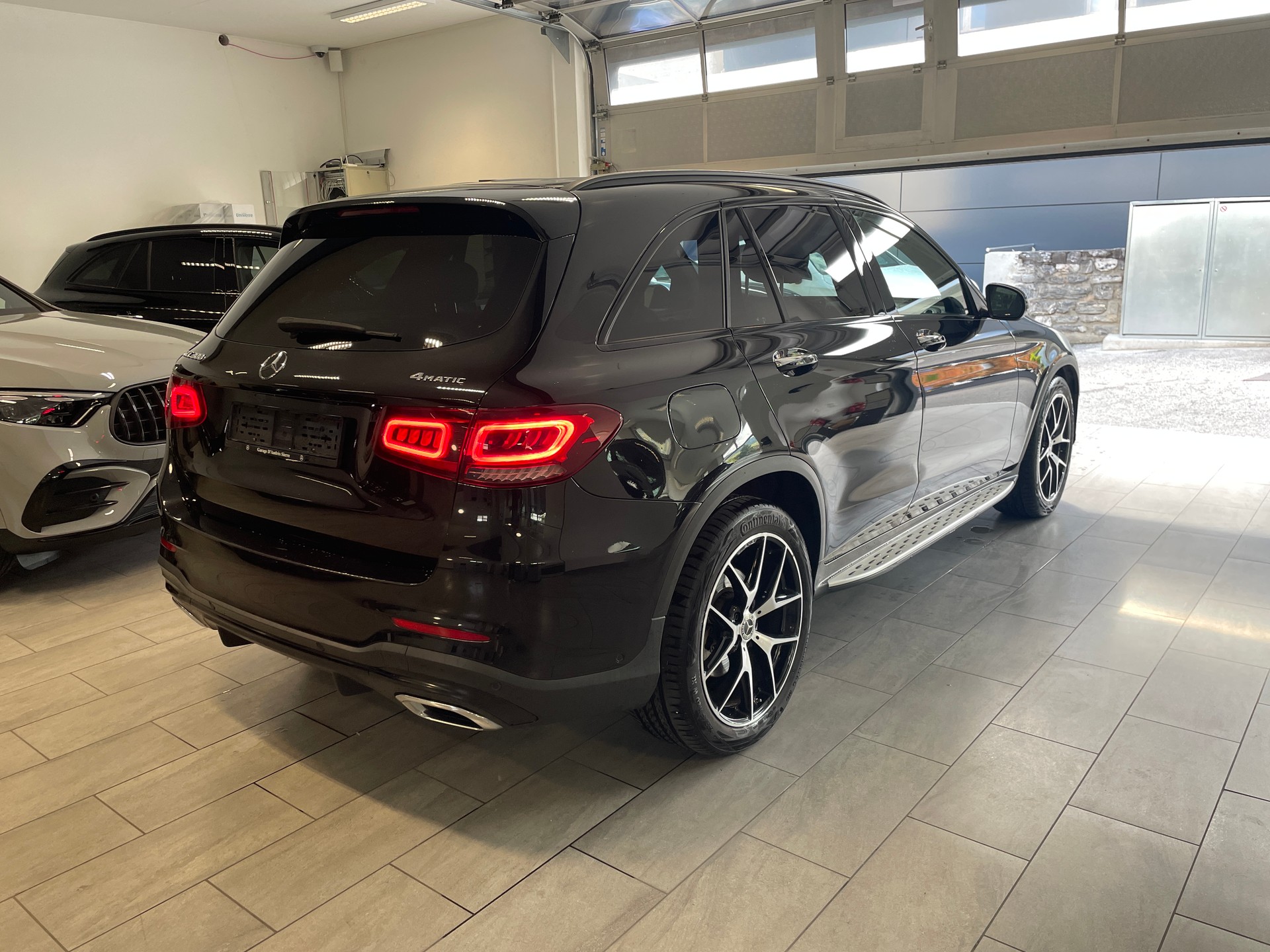 MERCEDES-BENZ GLC 300 AMG Line 4Matic 9G-Tronic-image-4