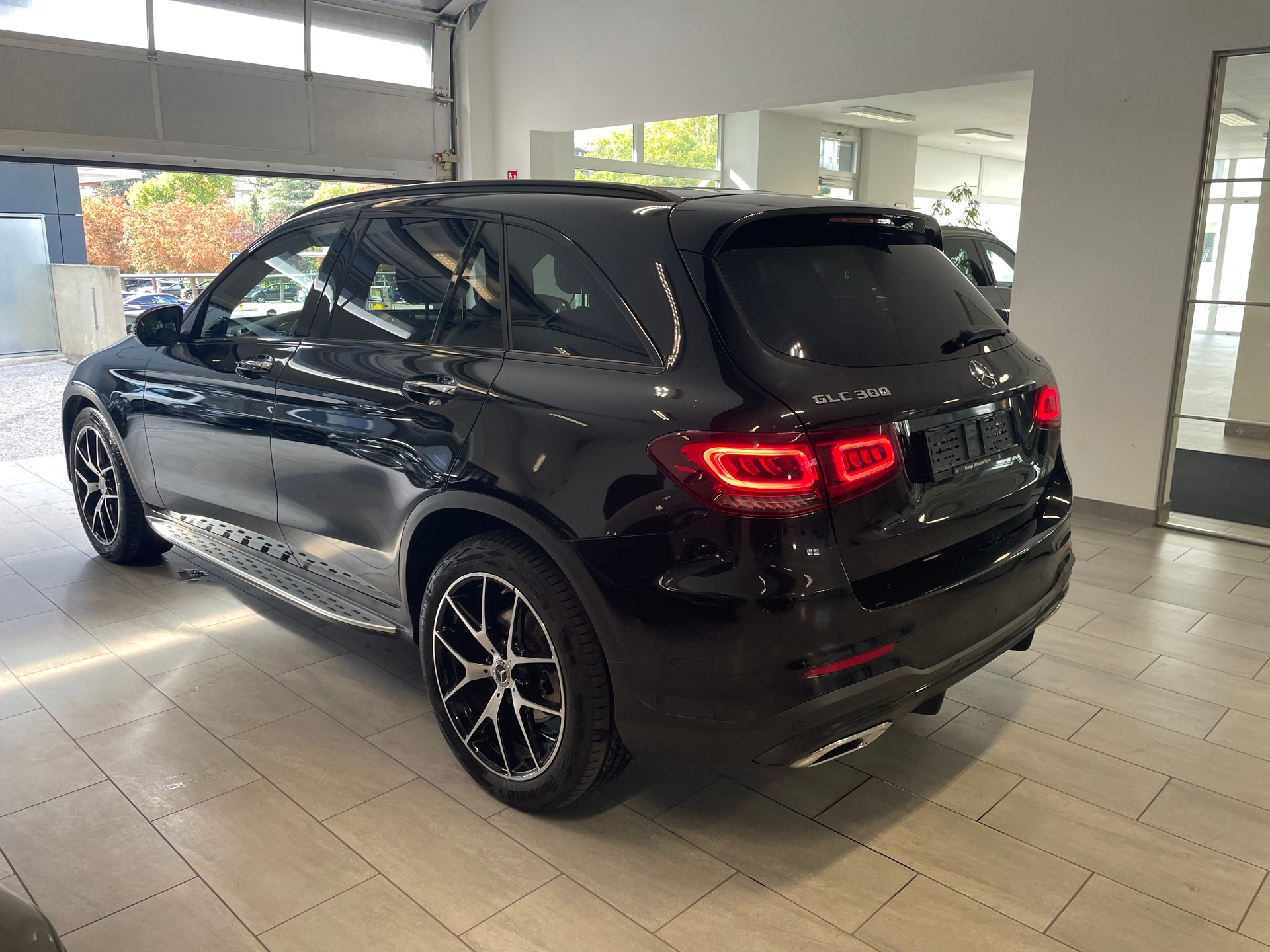 MERCEDES-BENZ GLC 300 AMG Line 4Matic 9G-Tronic-image-3
