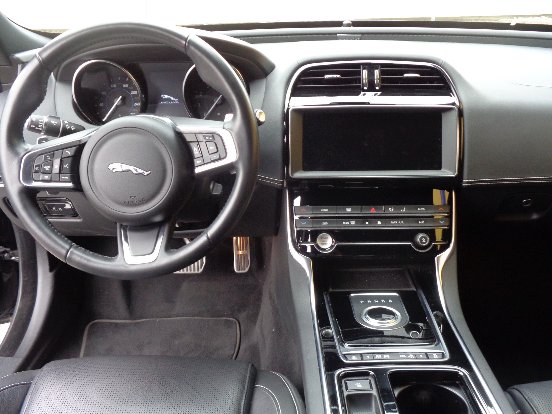 JAGUAR XE 20t 2.0 Landmark Automatic-image-11