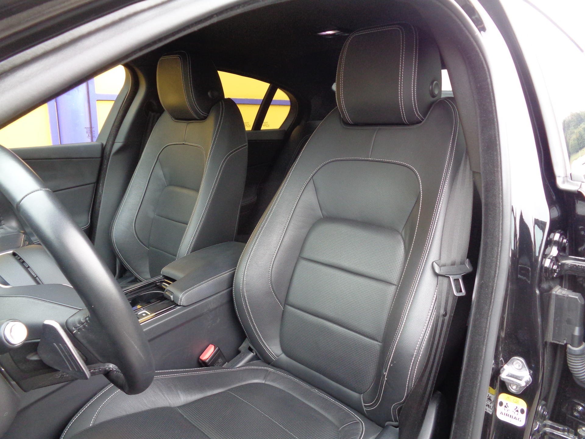 JAGUAR XE 20t 2.0 Landmark Automatic-image-9