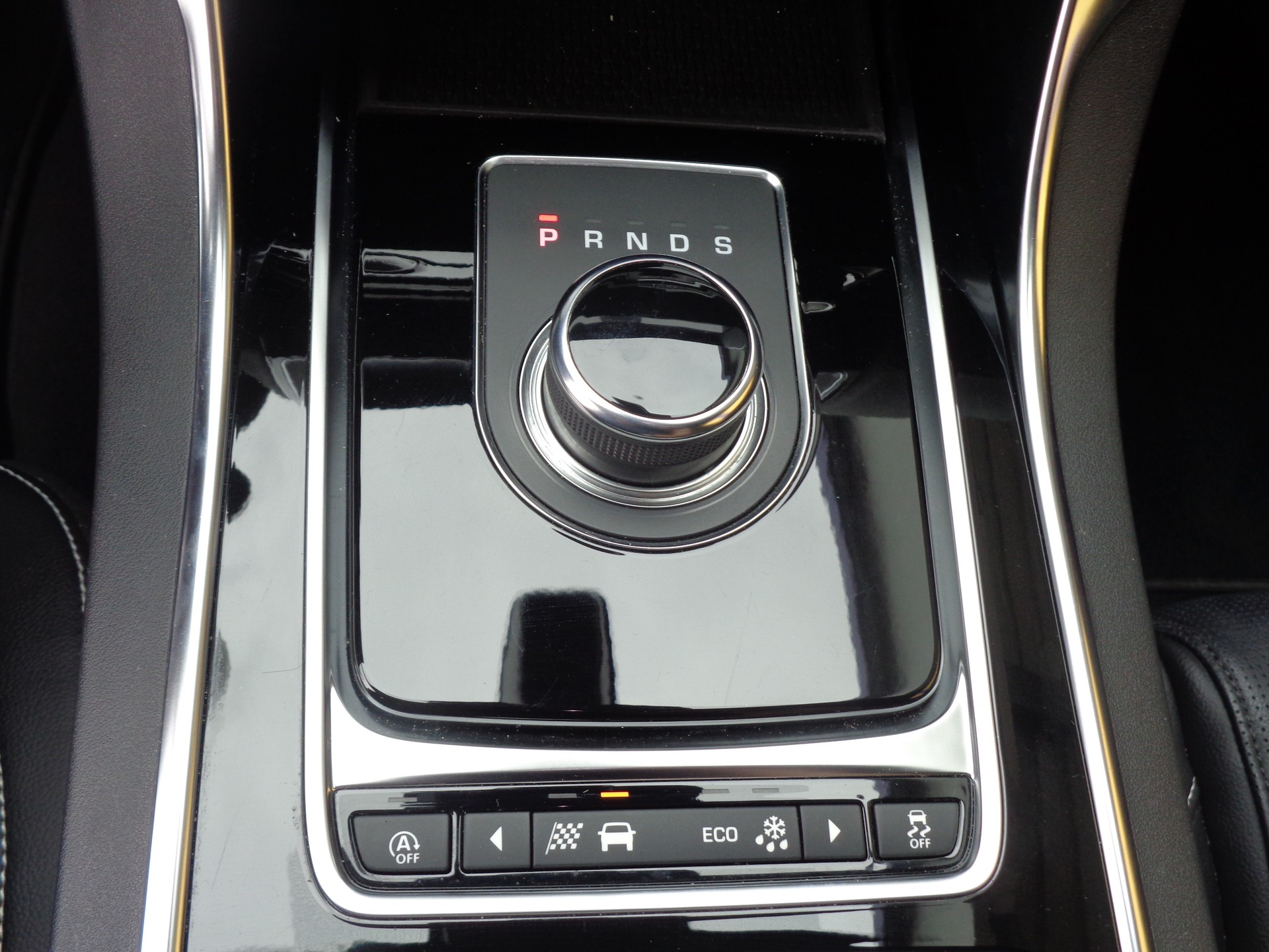 JAGUAR XE 20t 2.0 Landmark Automatic-image-12