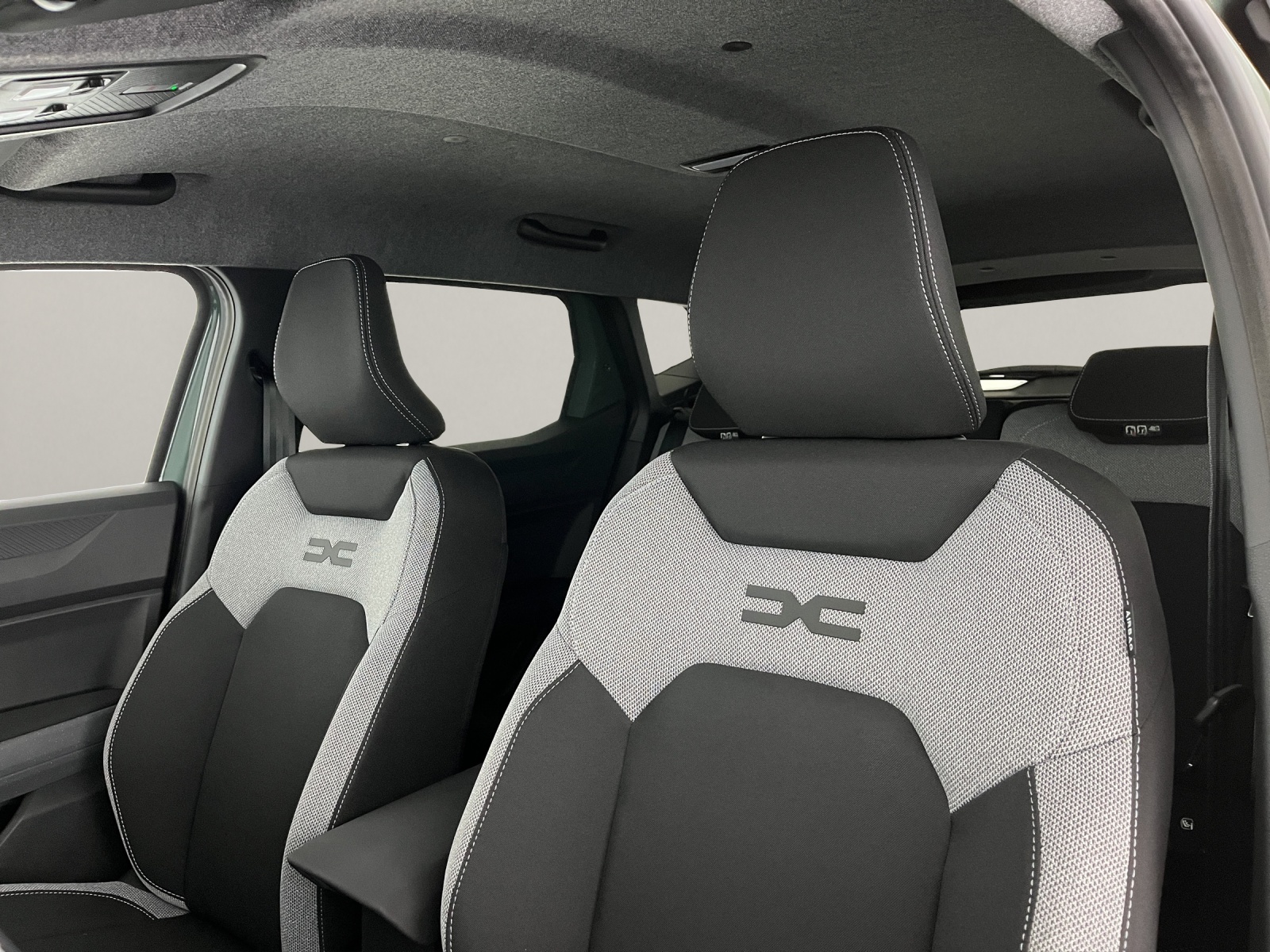 DACIA Duster 1.2 Hybrid Journey 4WD-image-14