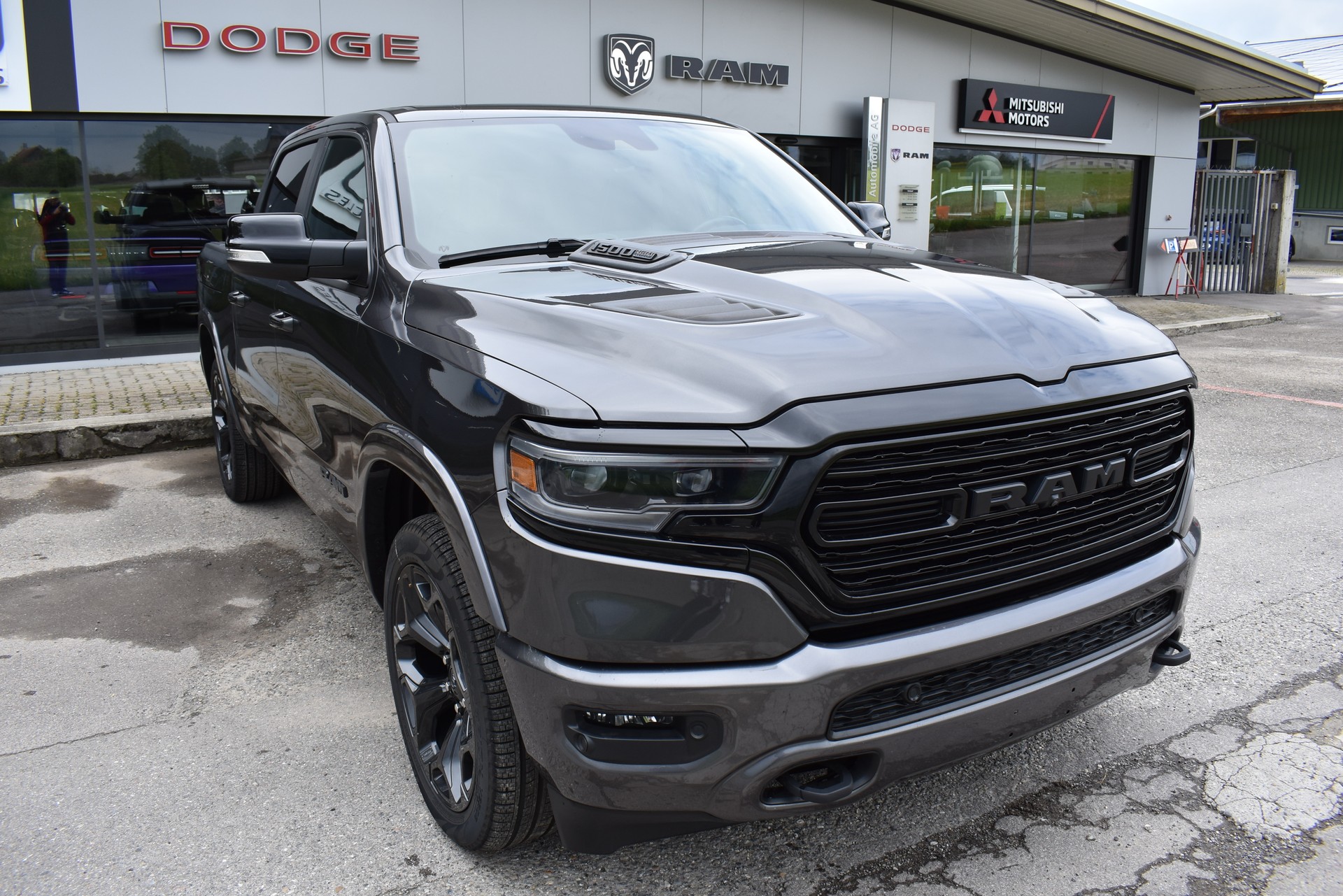 DODGE Ram 1500 Crew Cab Limited-image-2