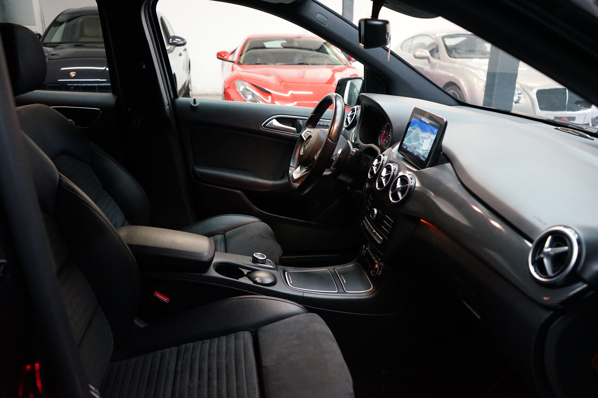MERCEDES-BENZ B 220 AMG Line 4Matic 7G-DCT-image-6