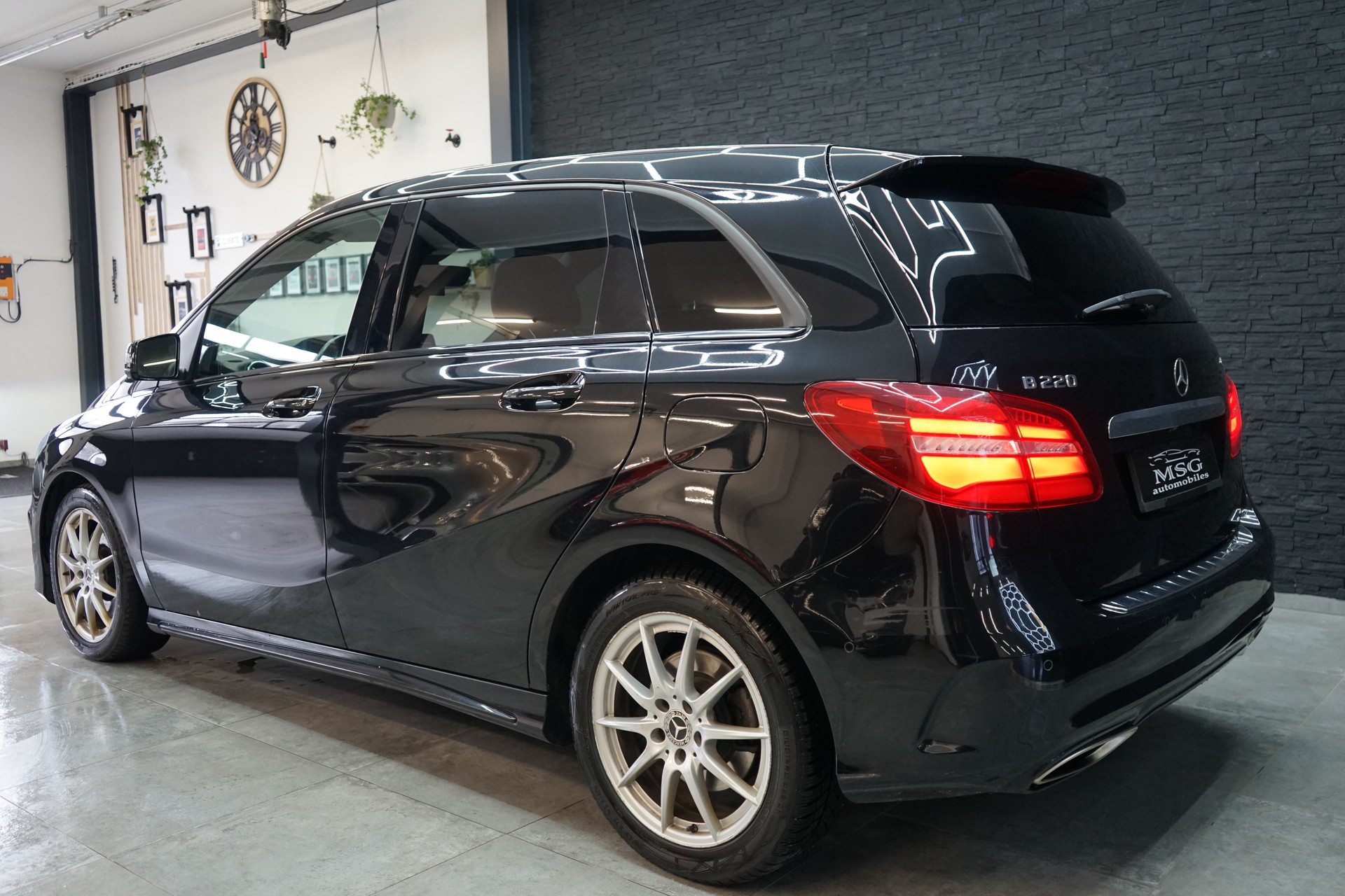 MERCEDES-BENZ B 220 AMG Line 4Matic 7G-DCT-image-2