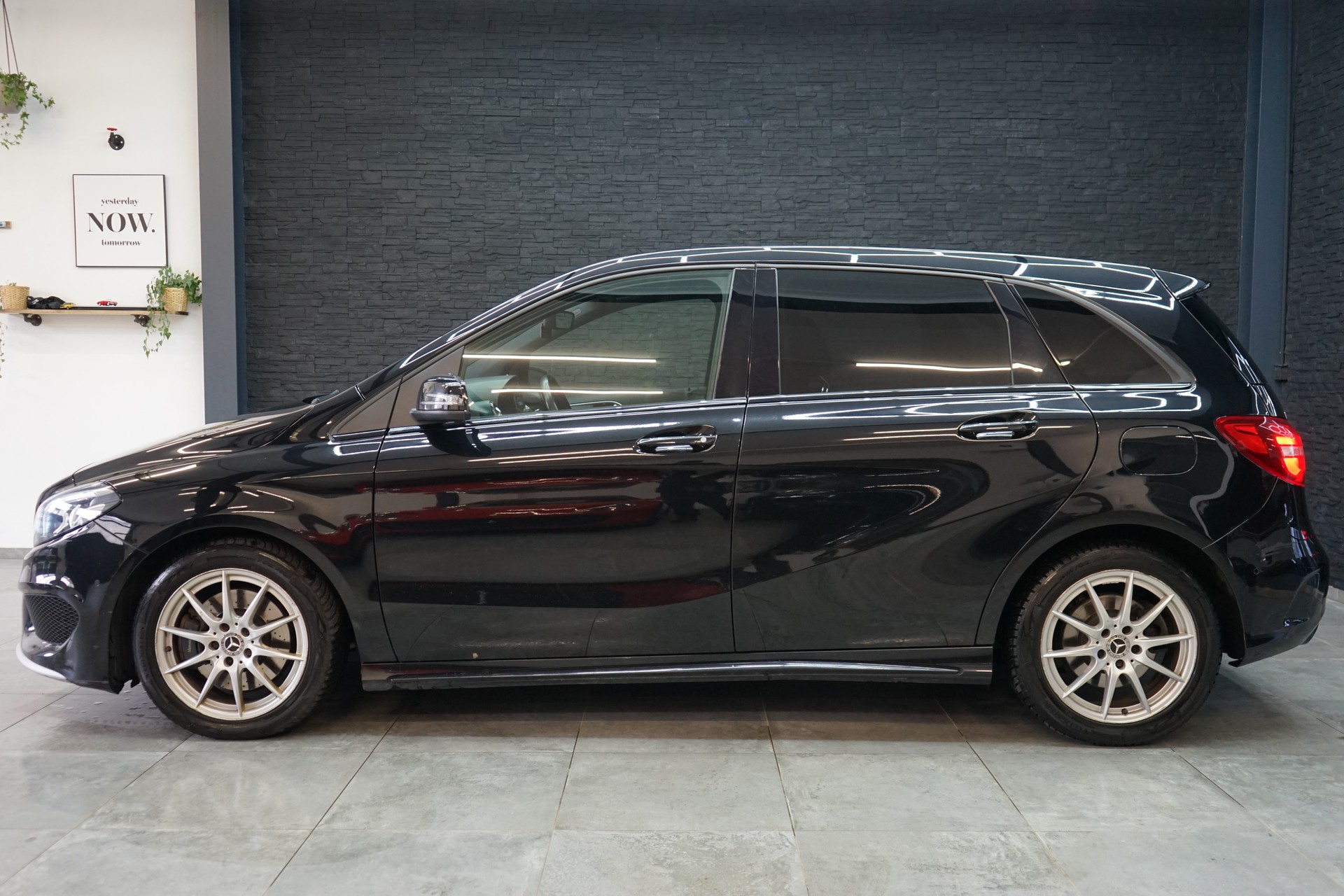 MERCEDES-BENZ B 220 AMG Line 4Matic 7G-DCT-image-1