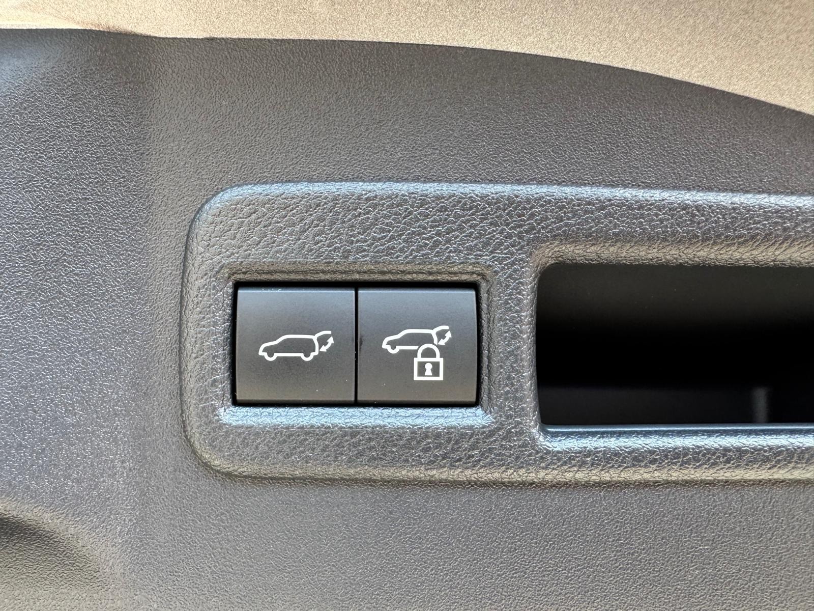 TOYOTA bZ4X Premium 71,4 kWh 4WD-image-8