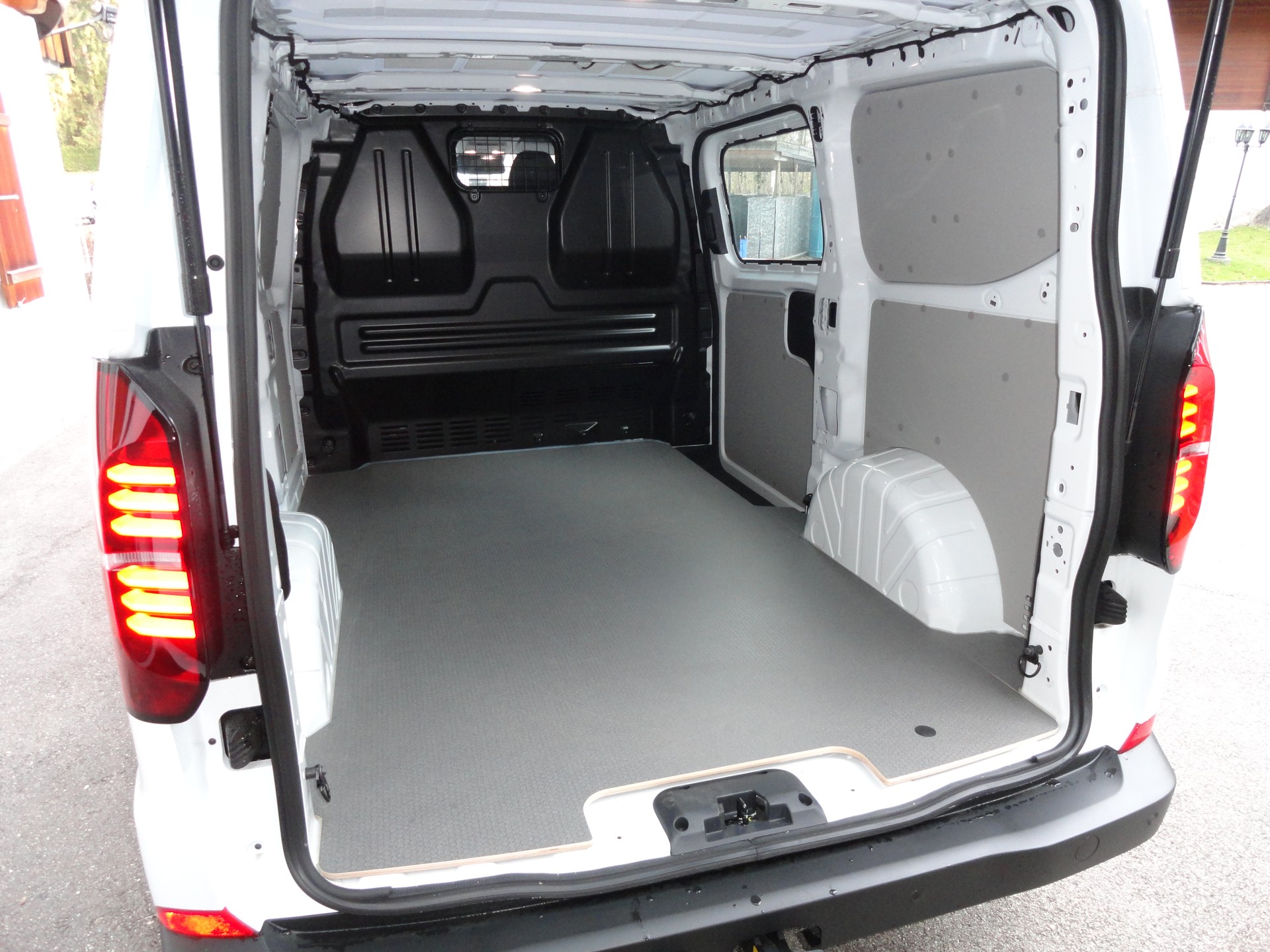 VW Transporter 2.0 TDI 4Motion Automat-image-7