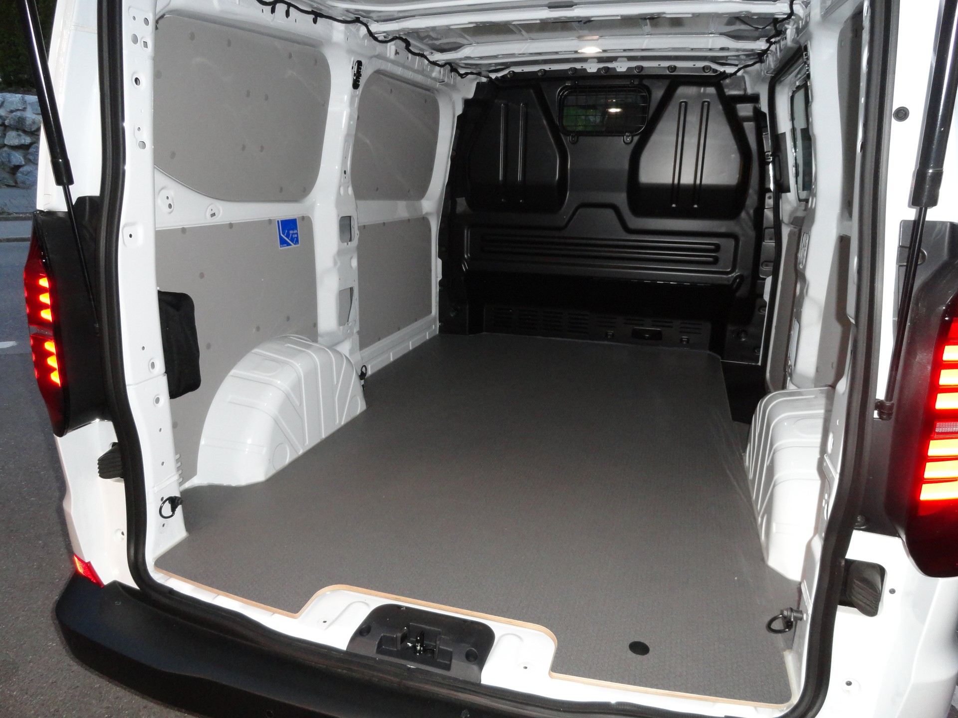 VW Transporter 2.0 TDI 4Motion Automat-image-12