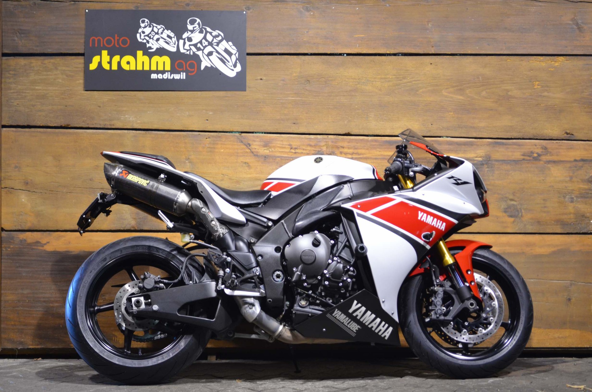 YAMAHA YZF-R1-showroom-element-1