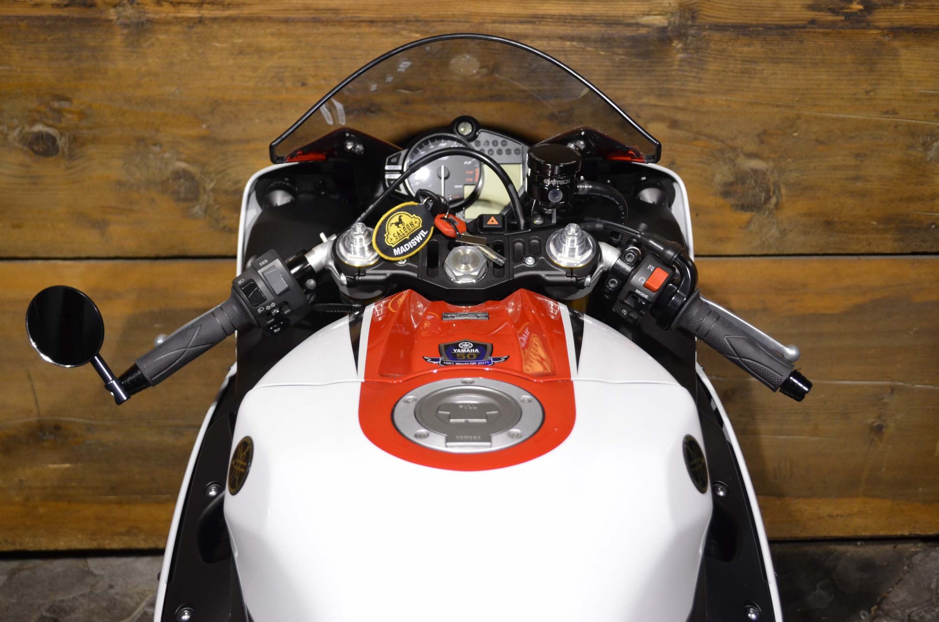 YAMAHA YZF-R1-showroom-element-2