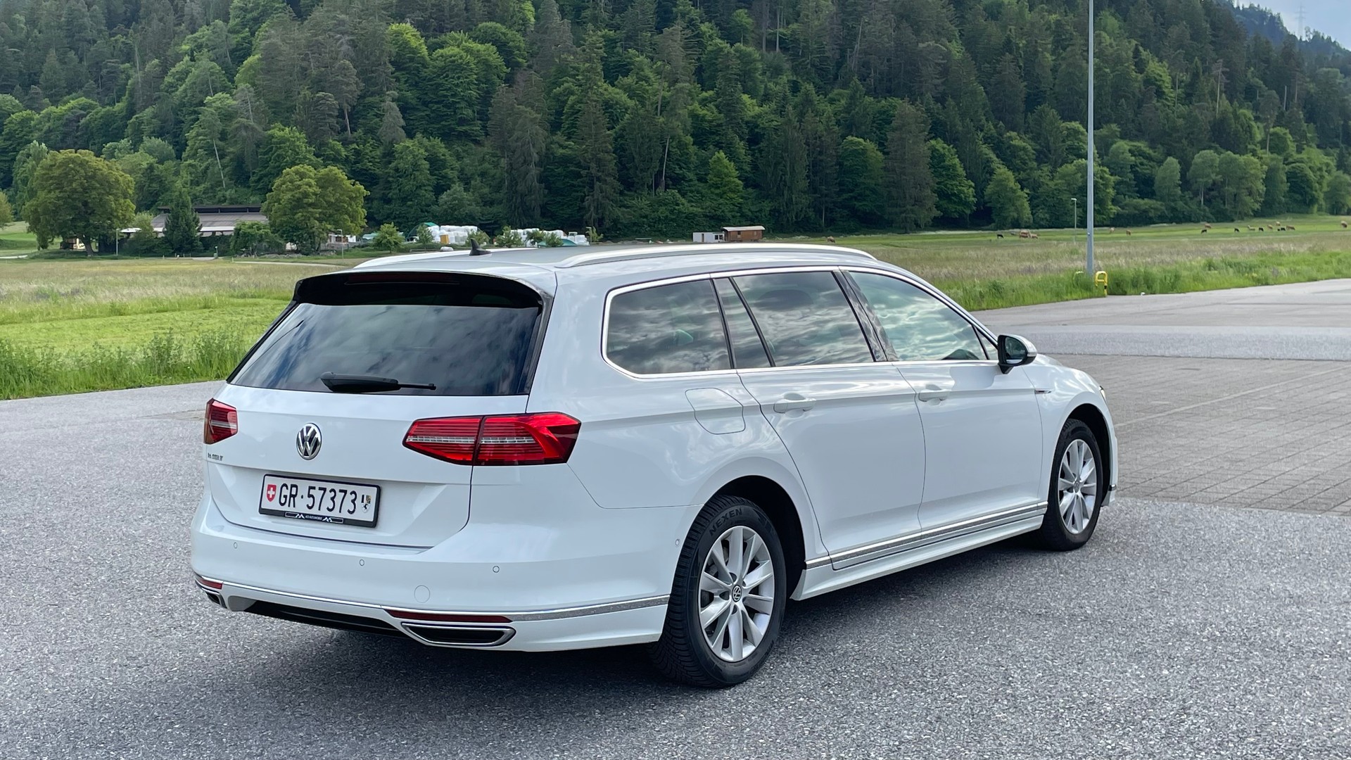 VW Passat Variant 2.0 TDI BMT Sport DSG 4Motion-image-6