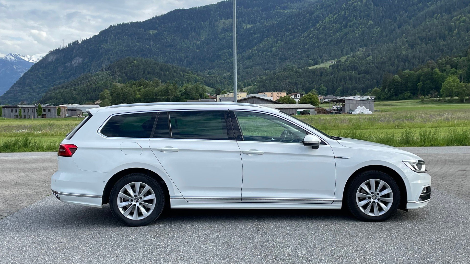 VW Passat Variant 2.0 TDI BMT Sport DSG 4Motion-image-5