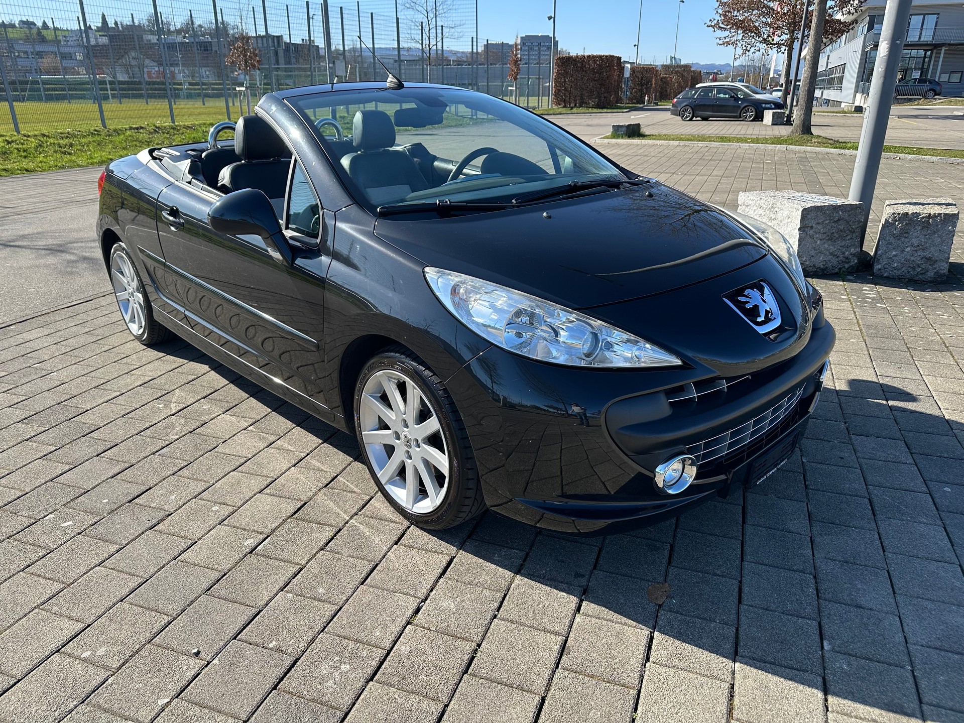 PEUGEOT 207 CC 1.6 16V Turbo Roland Garros Edition-image-2
