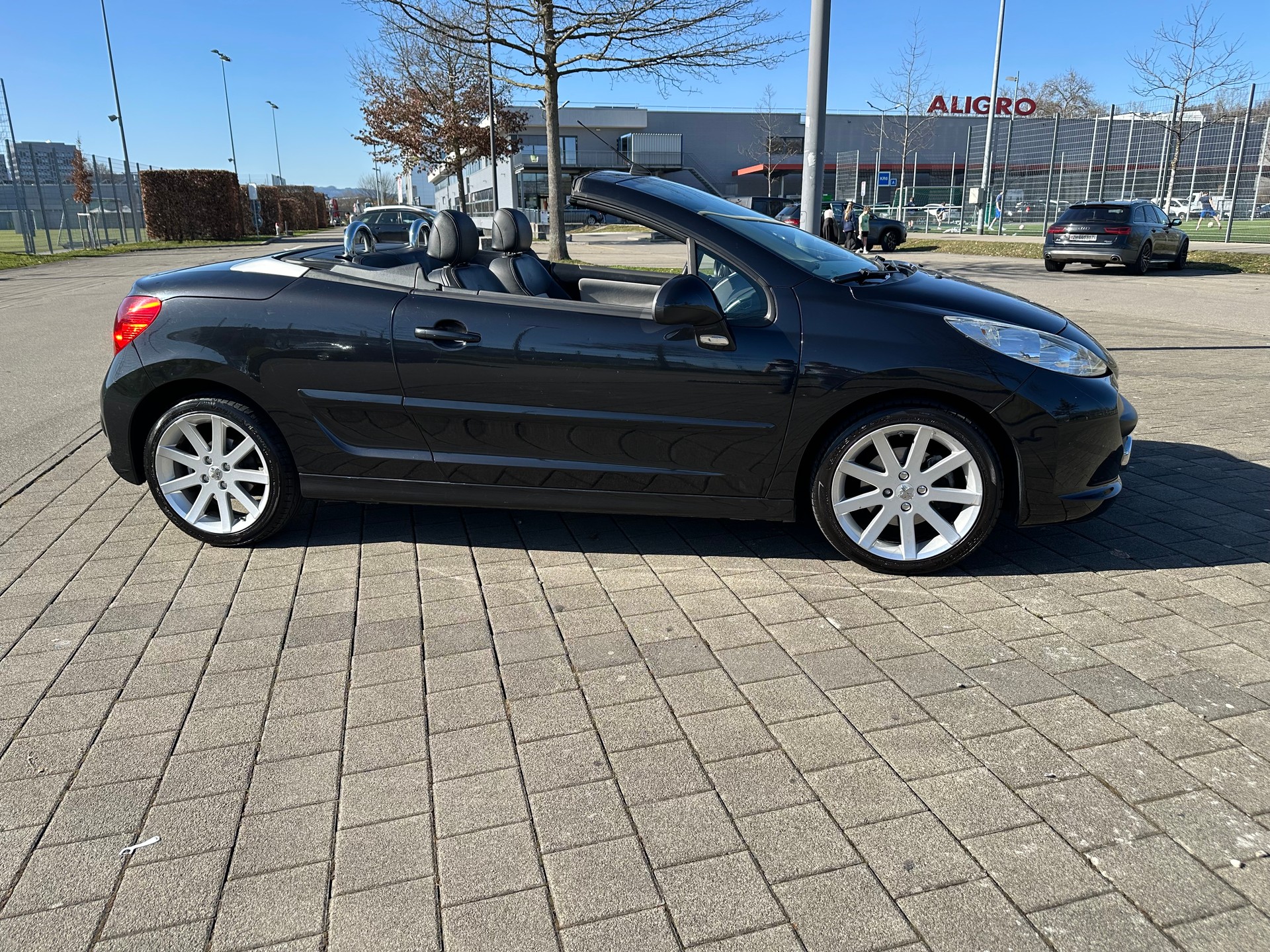 PEUGEOT 207 CC 1.6 16V Turbo Roland Garros Edition-image-3