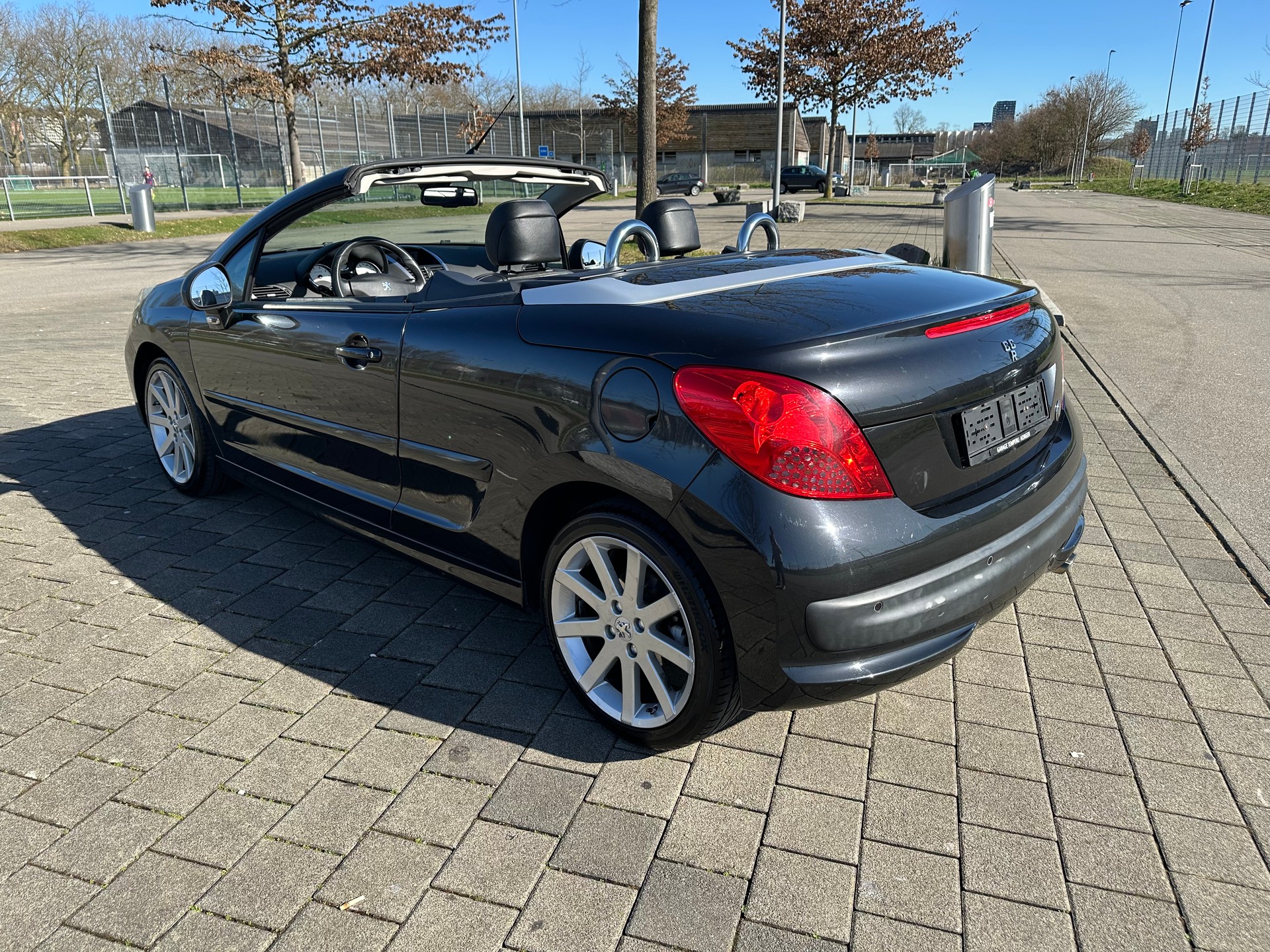 PEUGEOT 207 CC 1.6 16V Turbo Roland Garros Edition-image-6