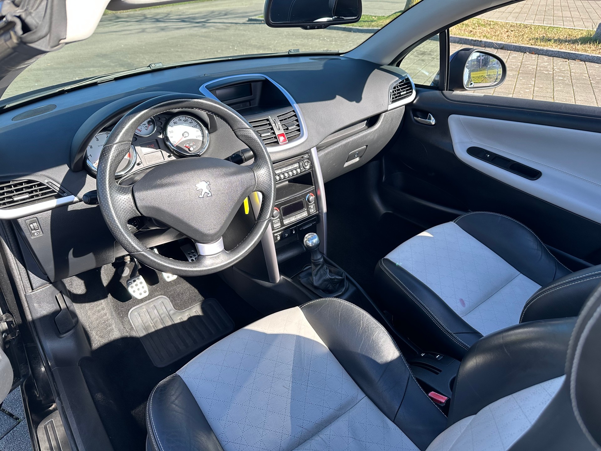 PEUGEOT 207 CC 1.6 16V Turbo Roland Garros Edition-image-8
