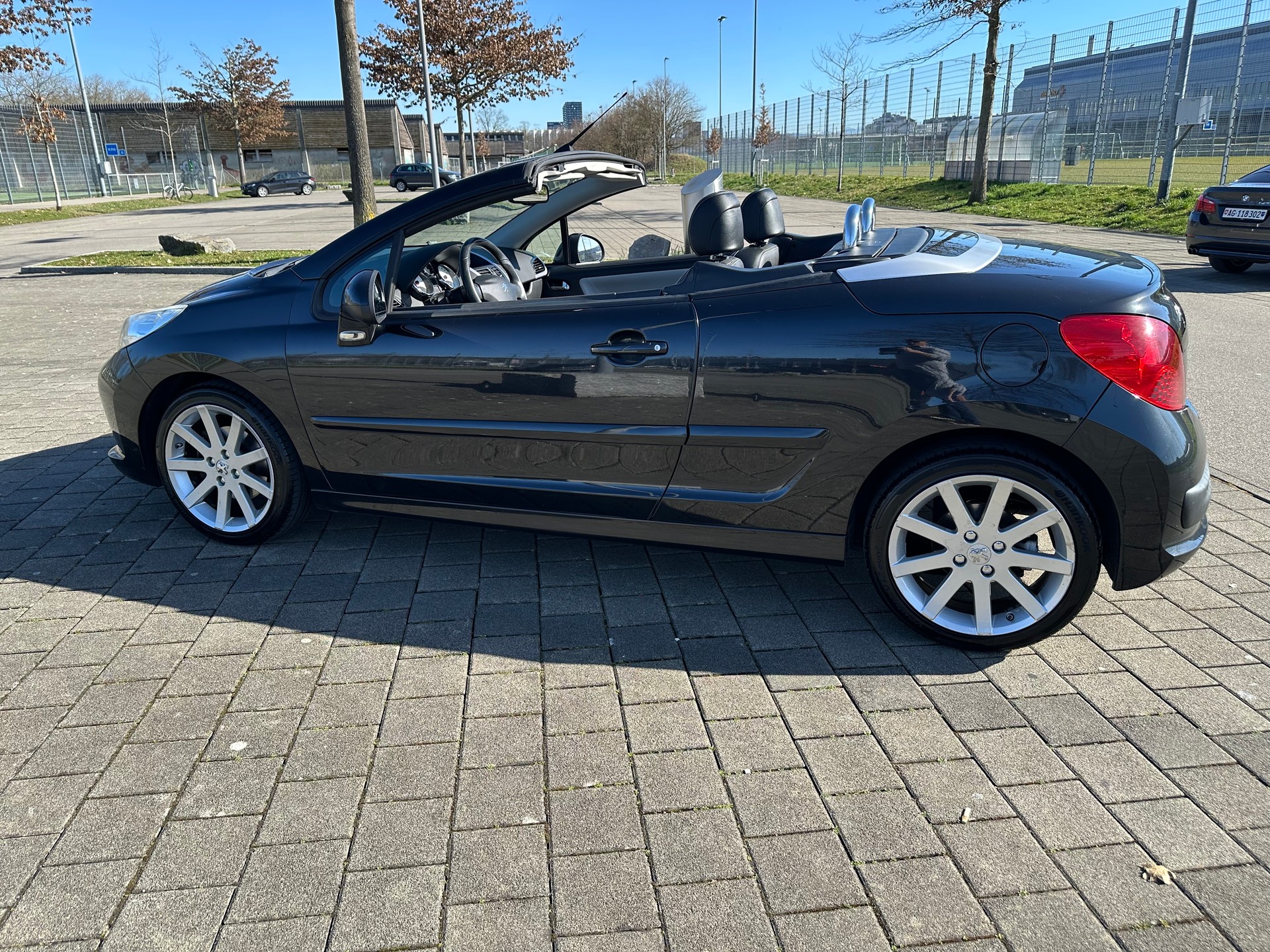 PEUGEOT 207 CC 1.6 16V Turbo Roland Garros Edition-image-7