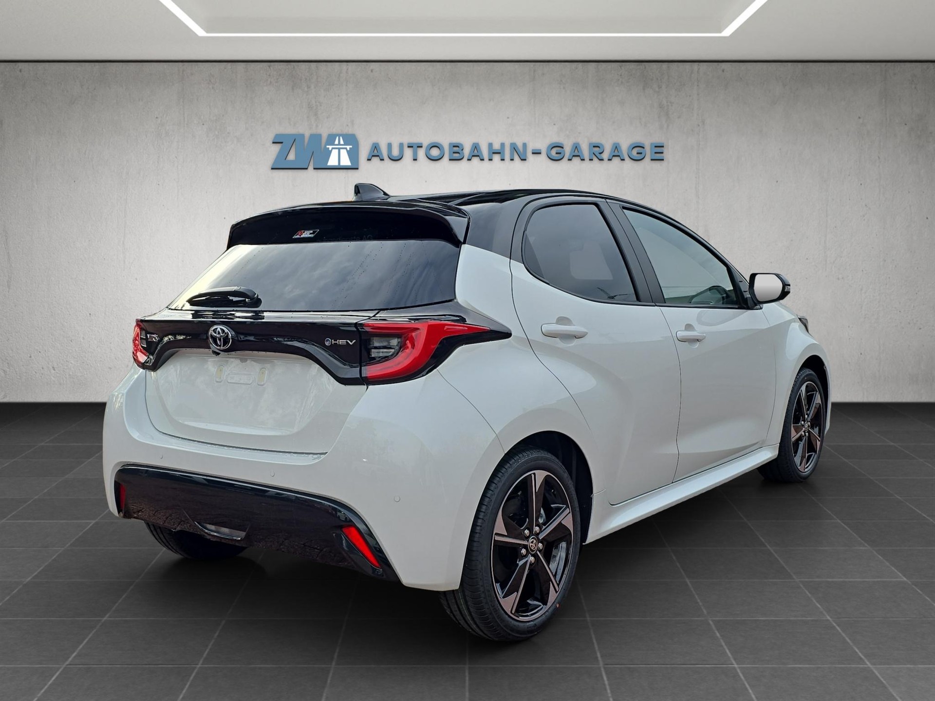 TOYOTA Yaris 1.5 VVT-i HSD Premium-image-4