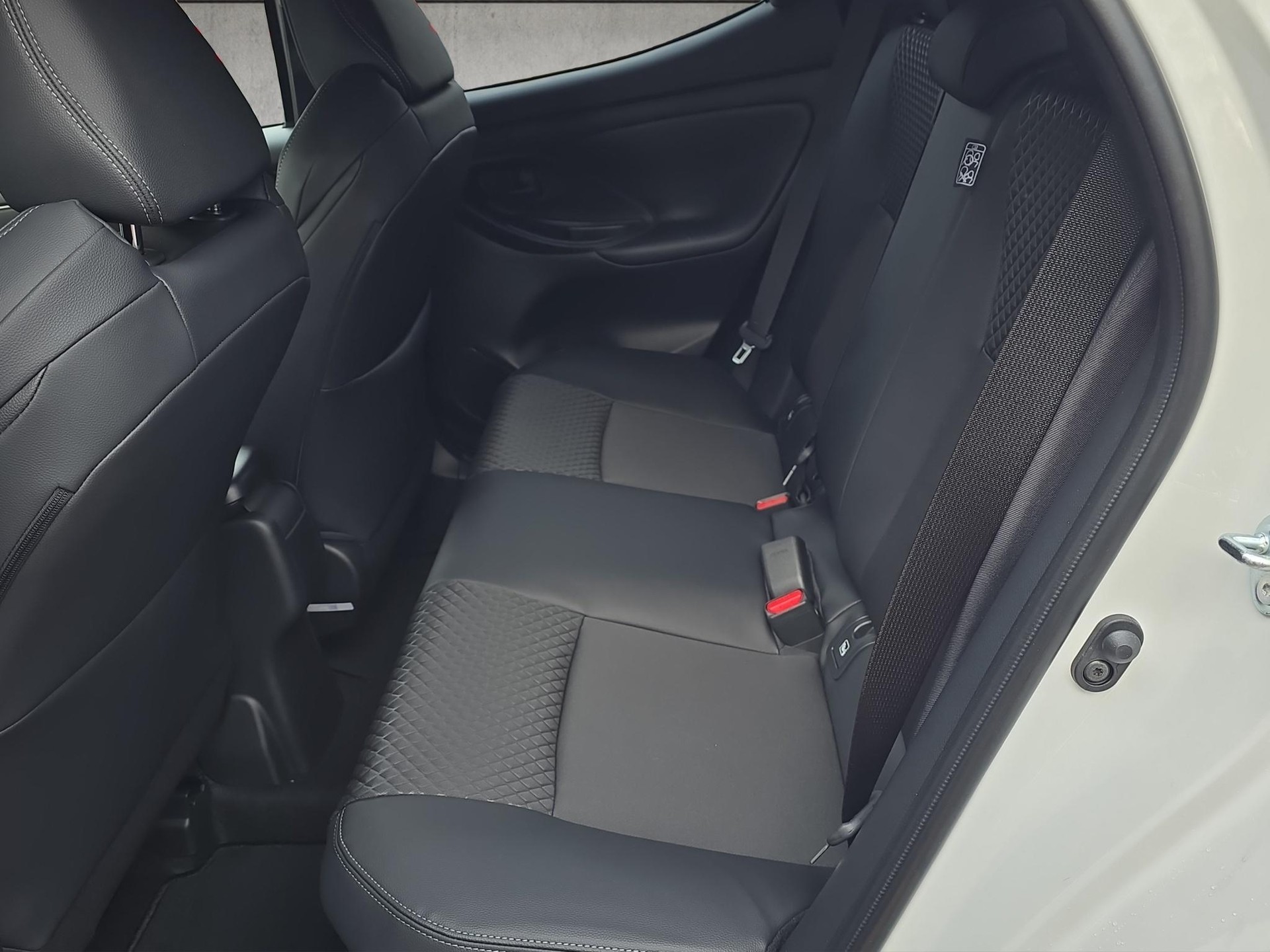 TOYOTA Yaris 1.5 VVT-i HSD Premium-image-11