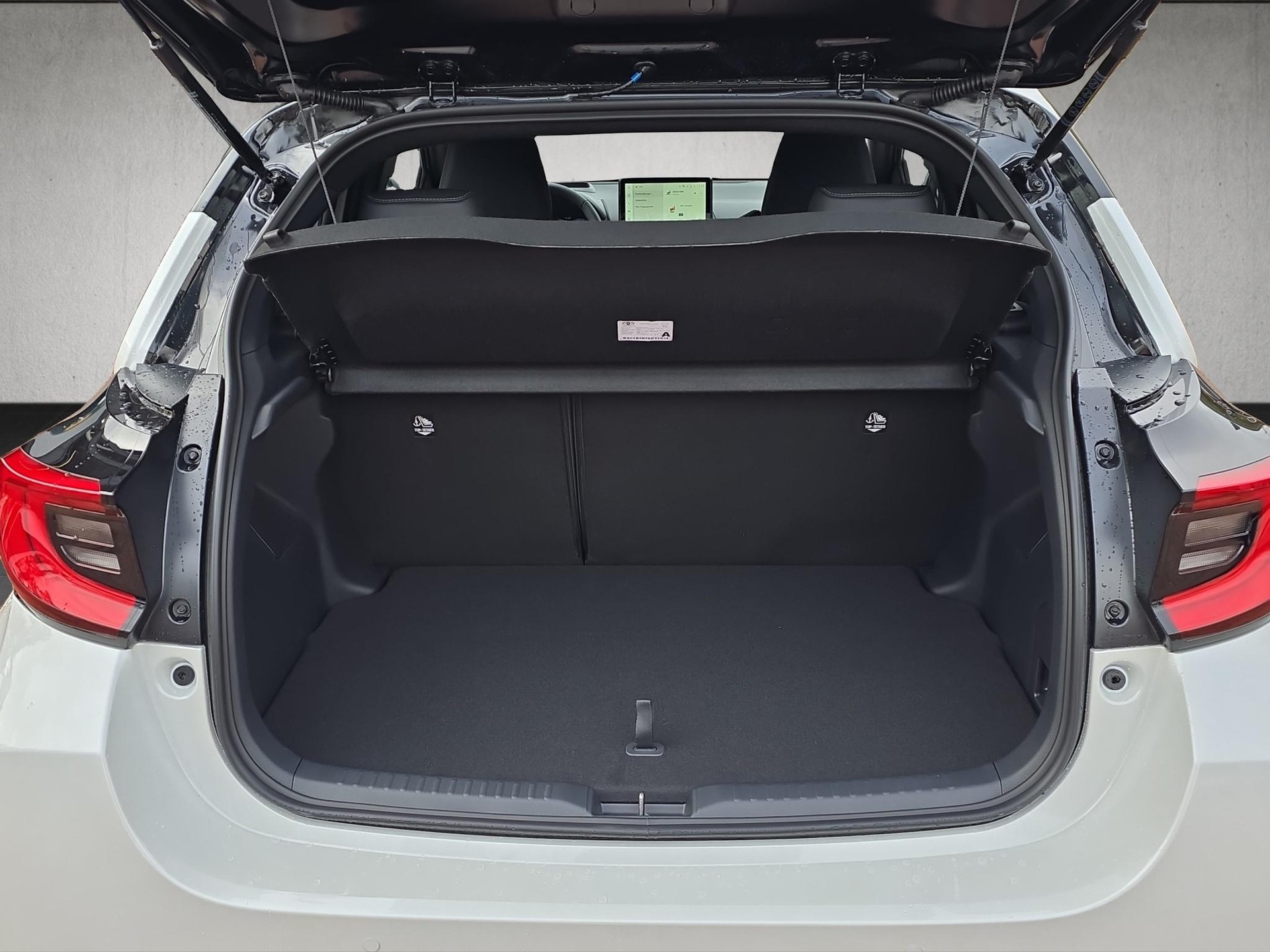 TOYOTA Yaris 1.5 VVT-i HSD Premium-image-12