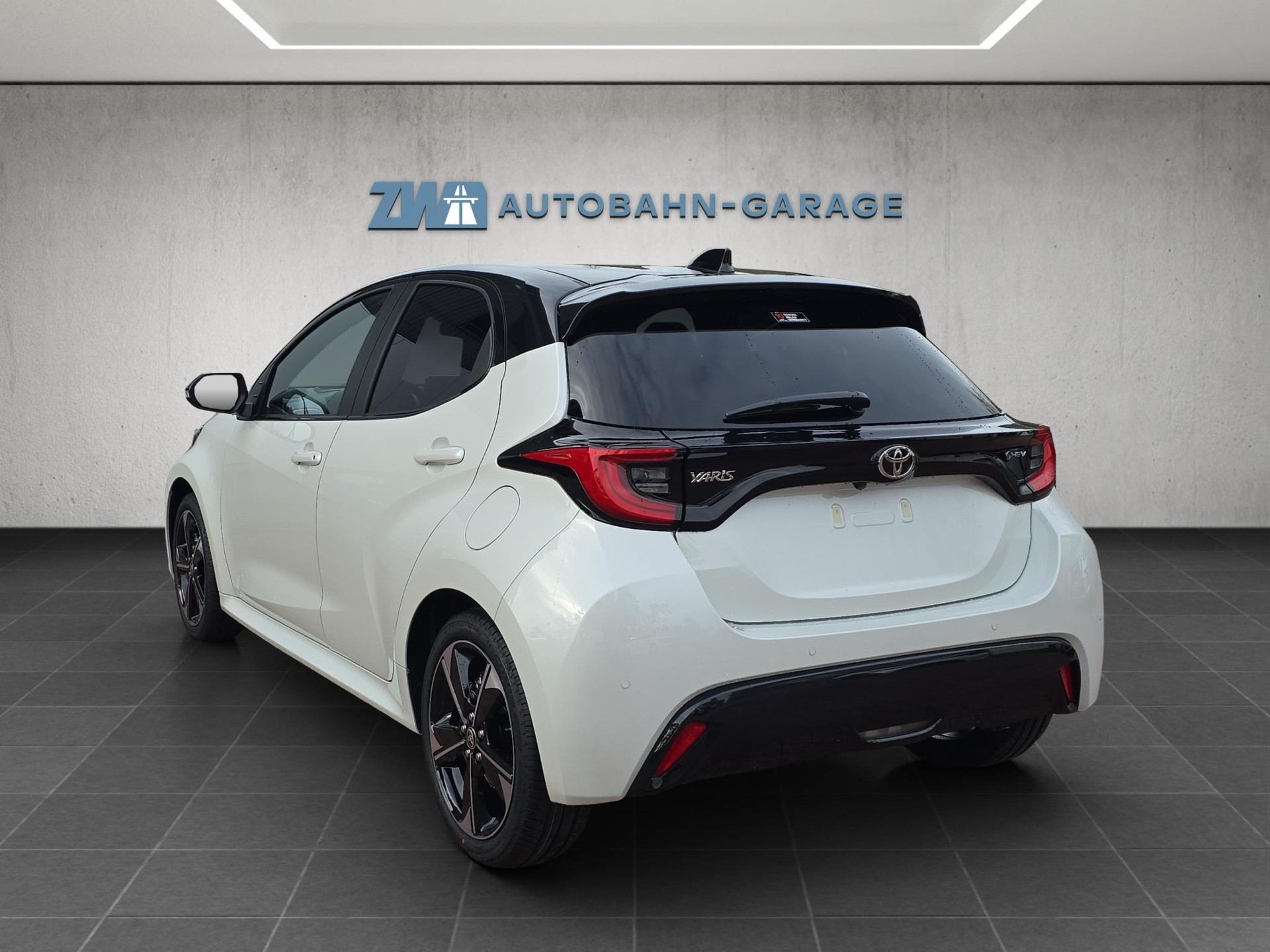 TOYOTA Yaris 1.5 VVT-i HSD Premium-image-2