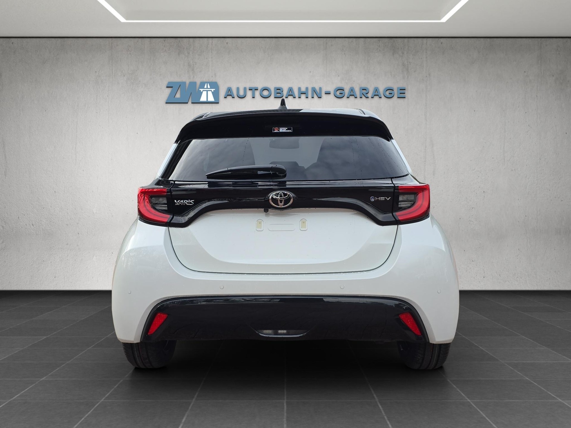 TOYOTA Yaris 1.5 VVT-i HSD Premium-image-3