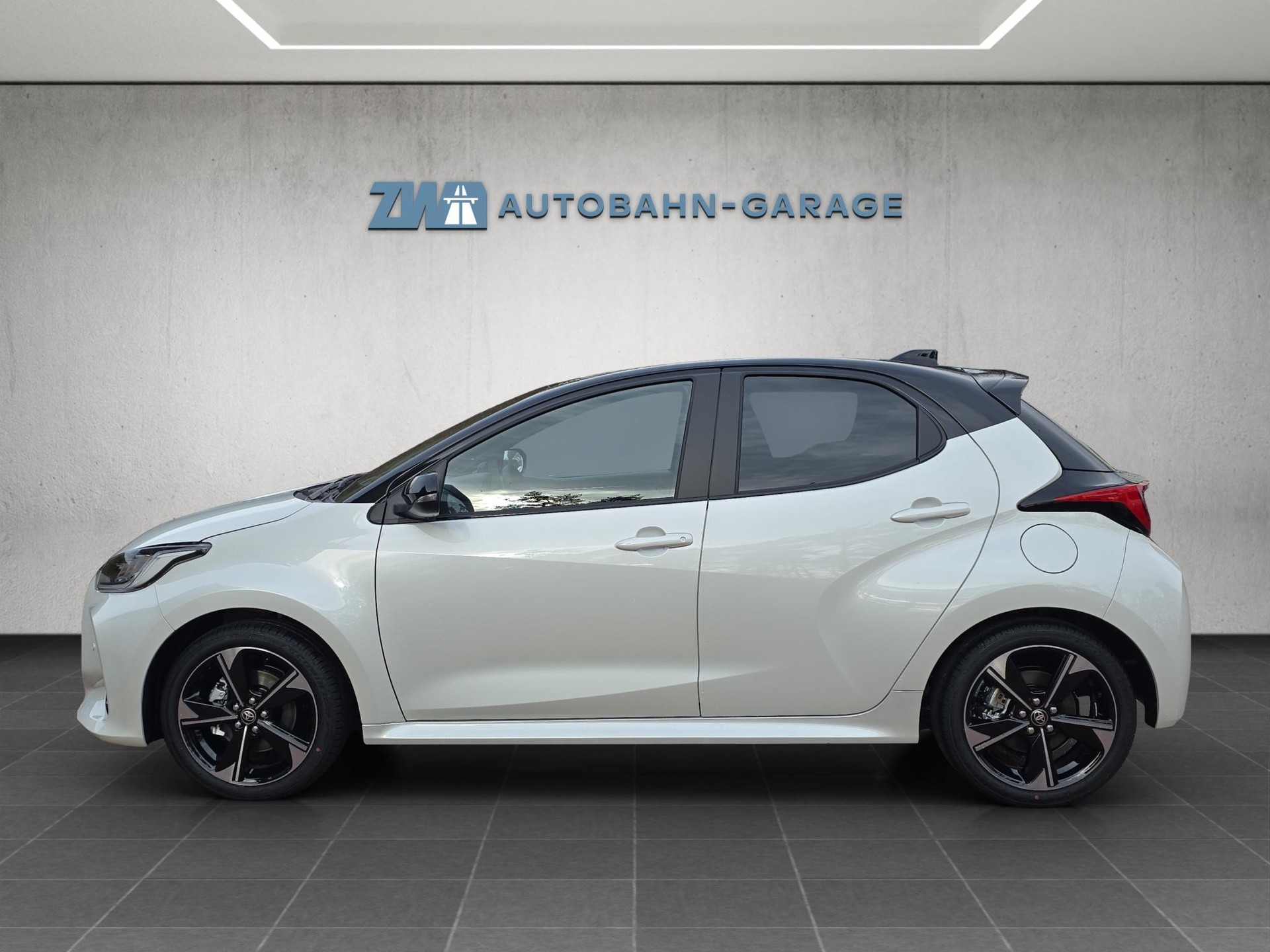 TOYOTA Yaris 1.5 VVT-i HSD Premium-image-1