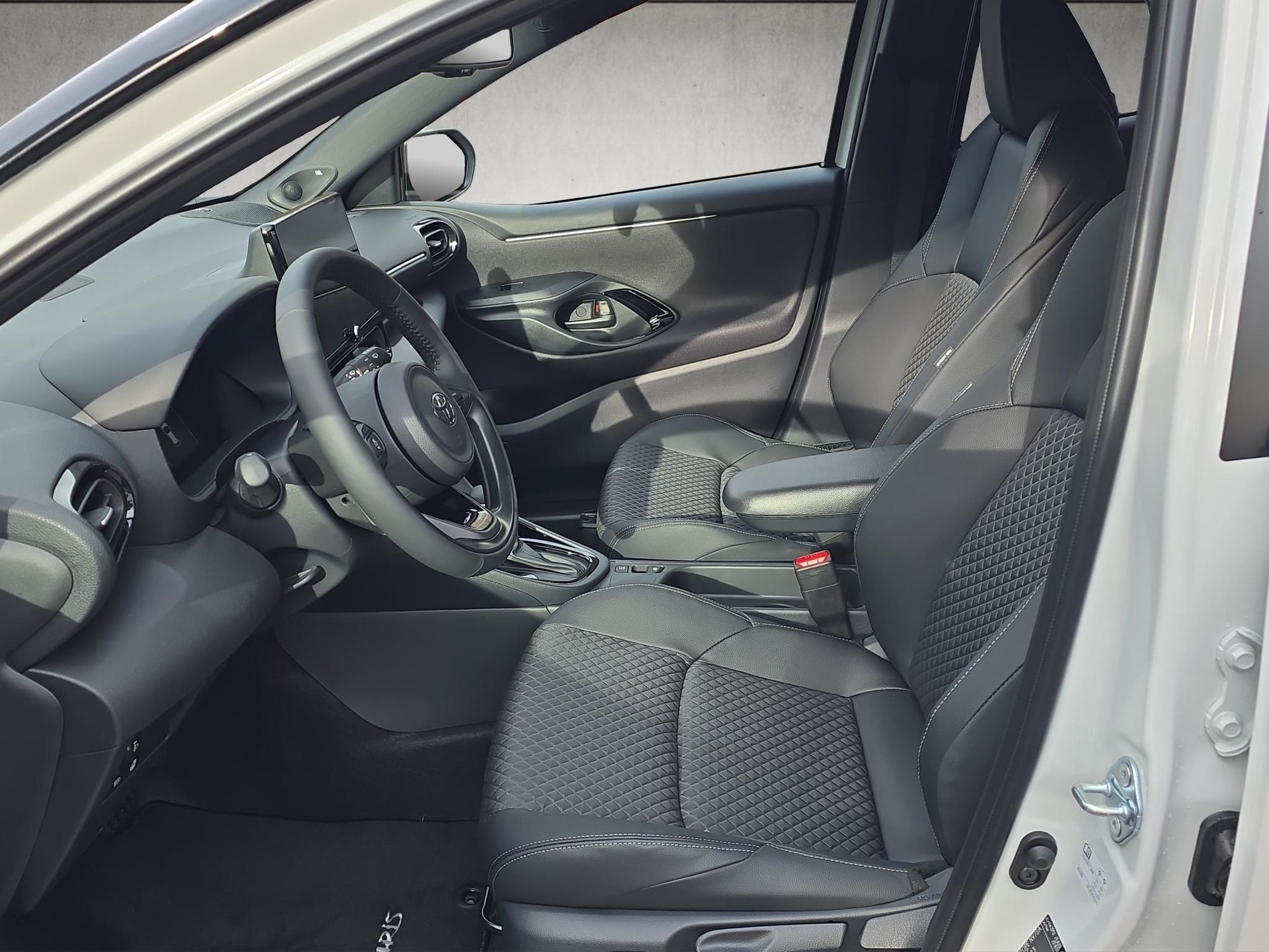 TOYOTA Yaris 1.5 VVT-i HSD Premium-image-8
