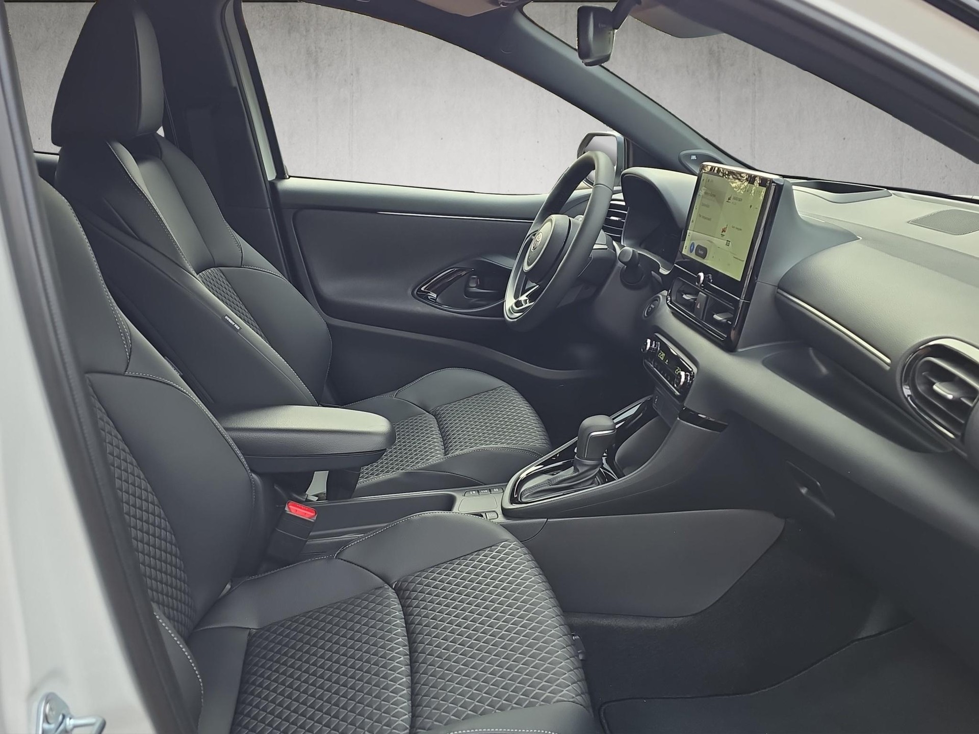 TOYOTA Yaris 1.5 VVT-i HSD Premium-image-13