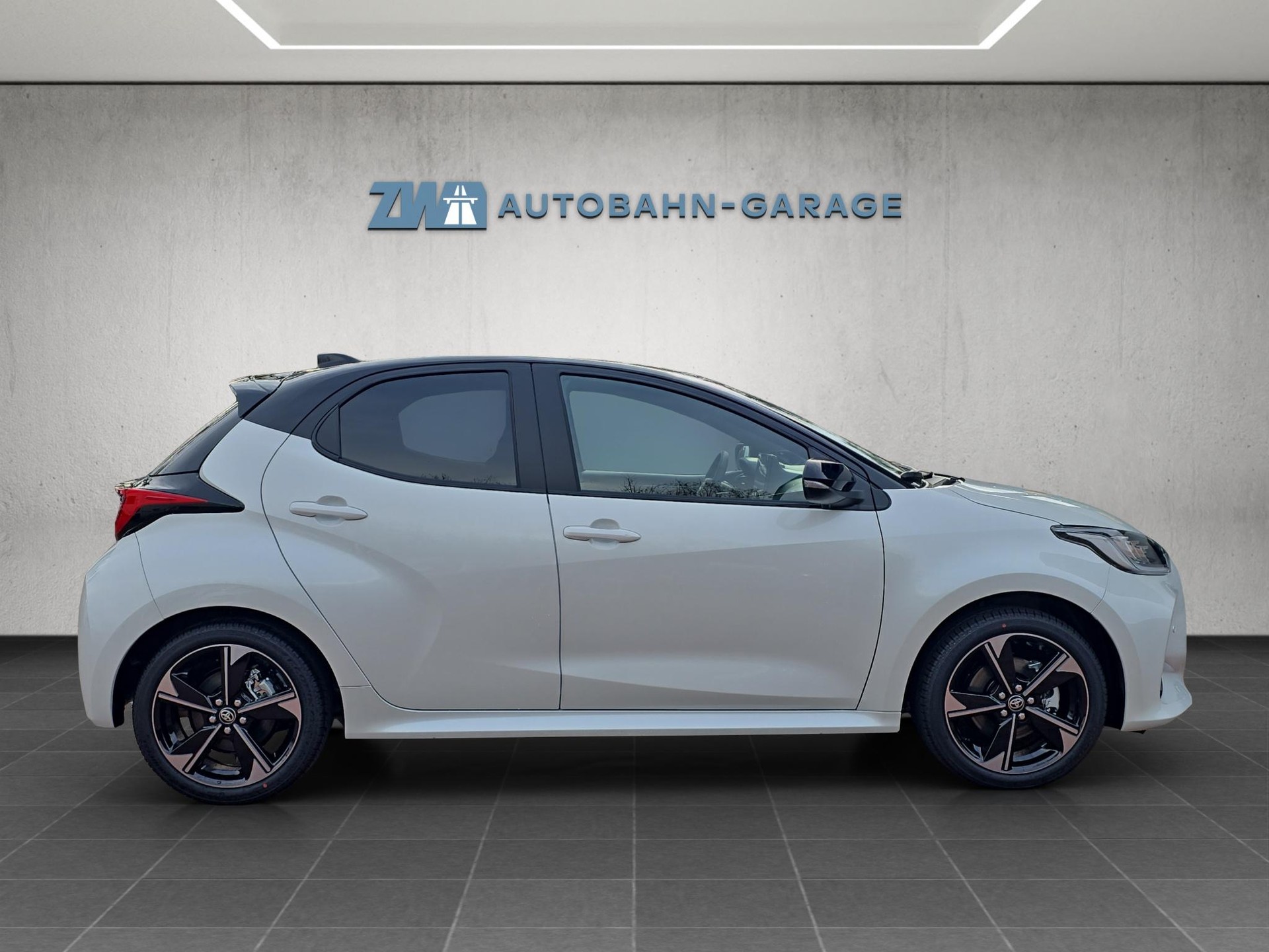 TOYOTA Yaris 1.5 VVT-i HSD Premium-image-5
