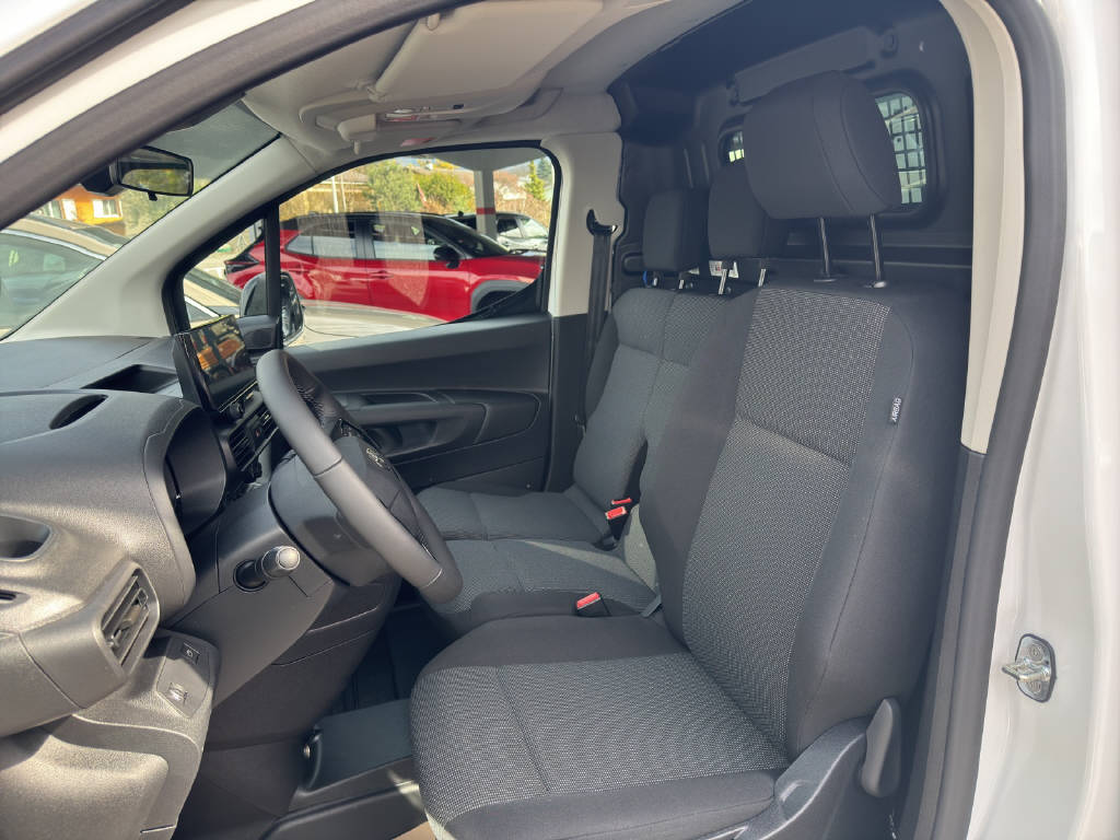 TOYOTA PROACE CITY Van L2 1.2 Active-image-5