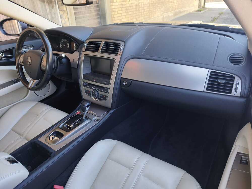 JAGUAR XK 4.2 V8 Automatic-image-11