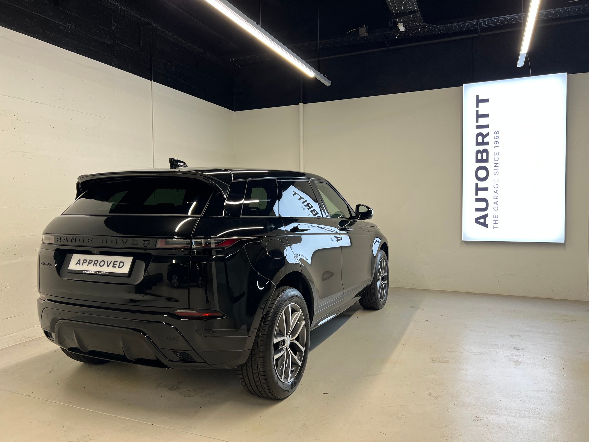 LAND ROVER Range Rover Evoque 1.5 T 270e Dynamic SE-image-2