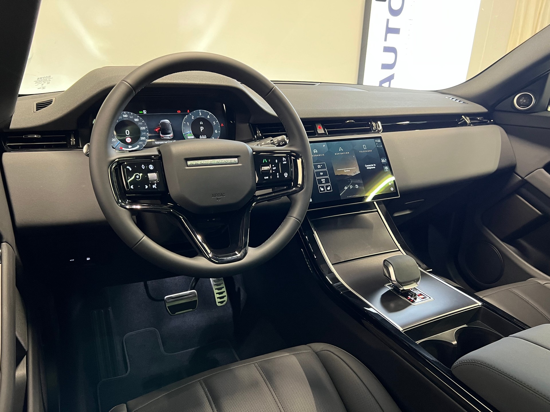 LAND ROVER Range Rover Evoque 1.5 T 270e Dynamic SE-image-5
