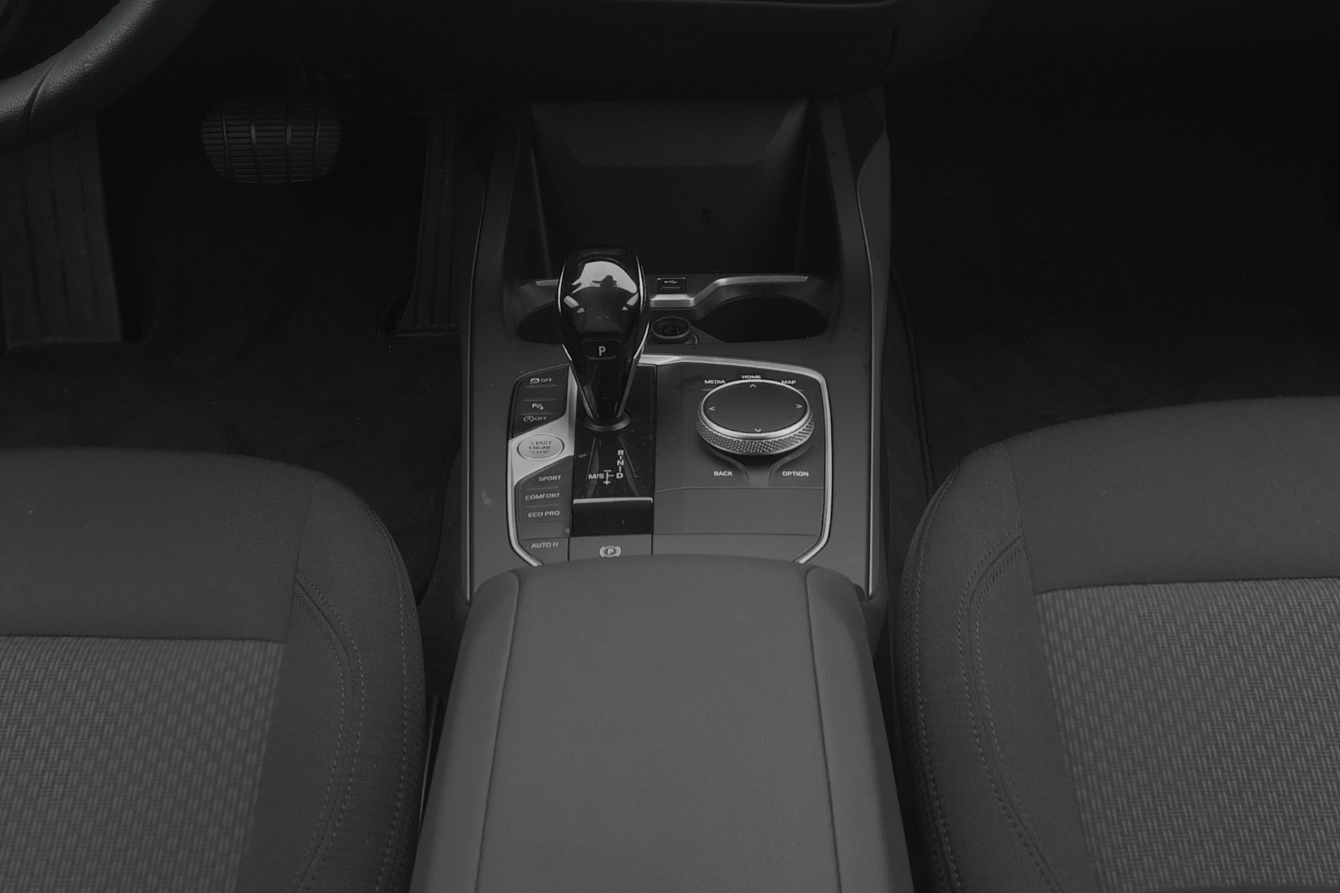 BMW 118i Essential Edition Steptronic-image-8