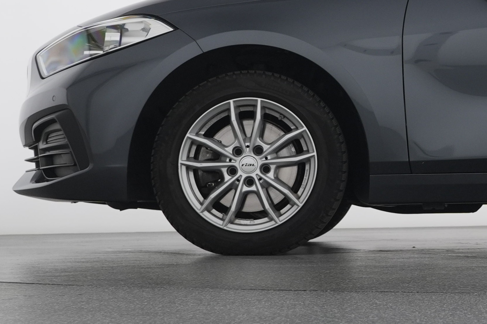 BMW 118i Essential Edition Steptronic-image-2