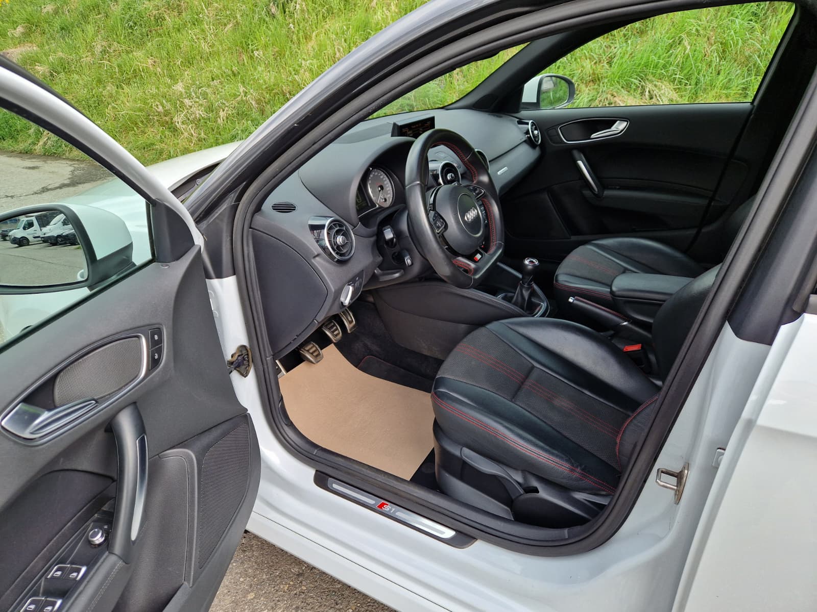 AUDI S1 Sportback 2.0 TFSI quattro-image-6