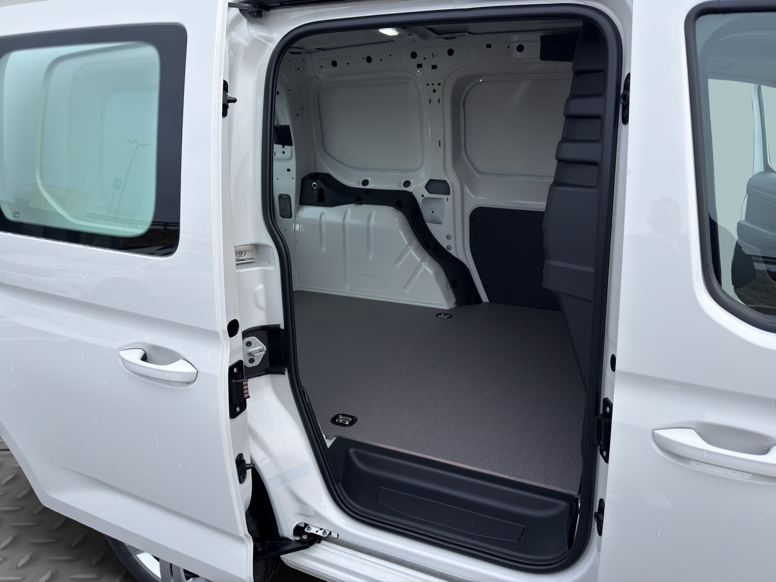 VW Caddy Cargo 1.5 TSI Entry-image-12