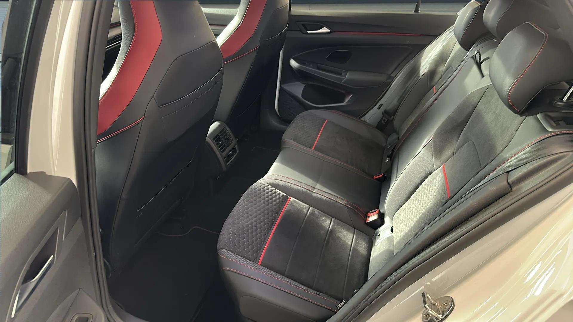 VW Golf 2.0 TSI GTI Clubsport DSG Black Style mit Panoramadach & DCC-image-11