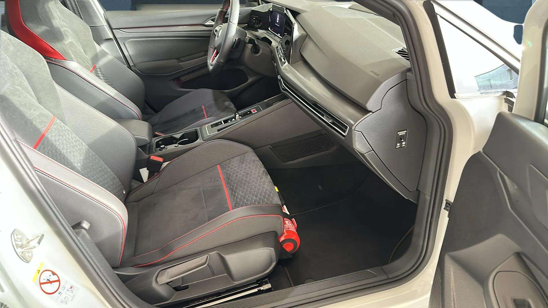 VW Golf 2.0 TSI GTI Clubsport DSG Black Style mit Panoramadach & DCC-image-13