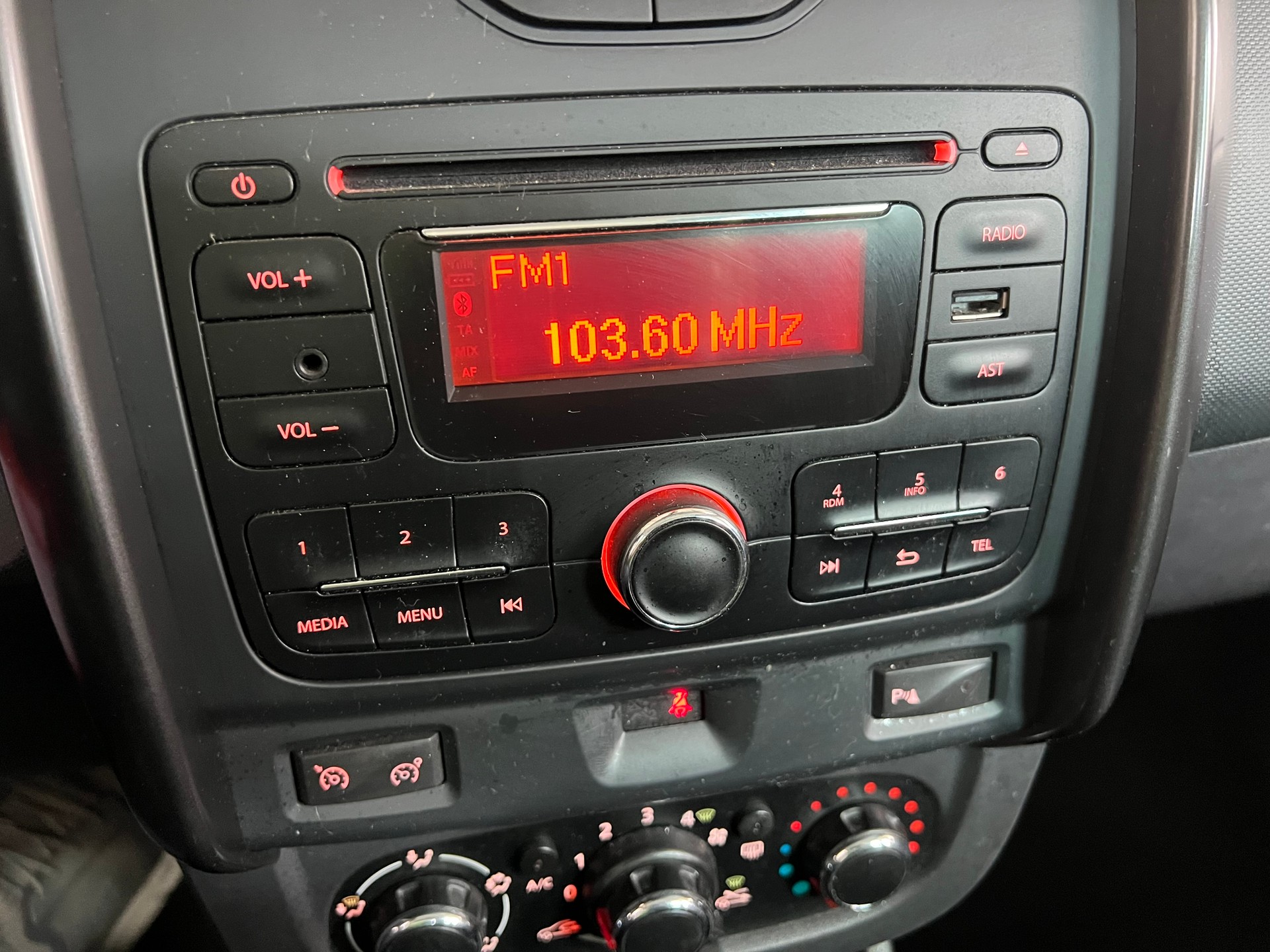 DACIA Duster 1.5 Diesel Lauréate 4x4 ***Euro 6 * Klima * Tempomat ***-image-17