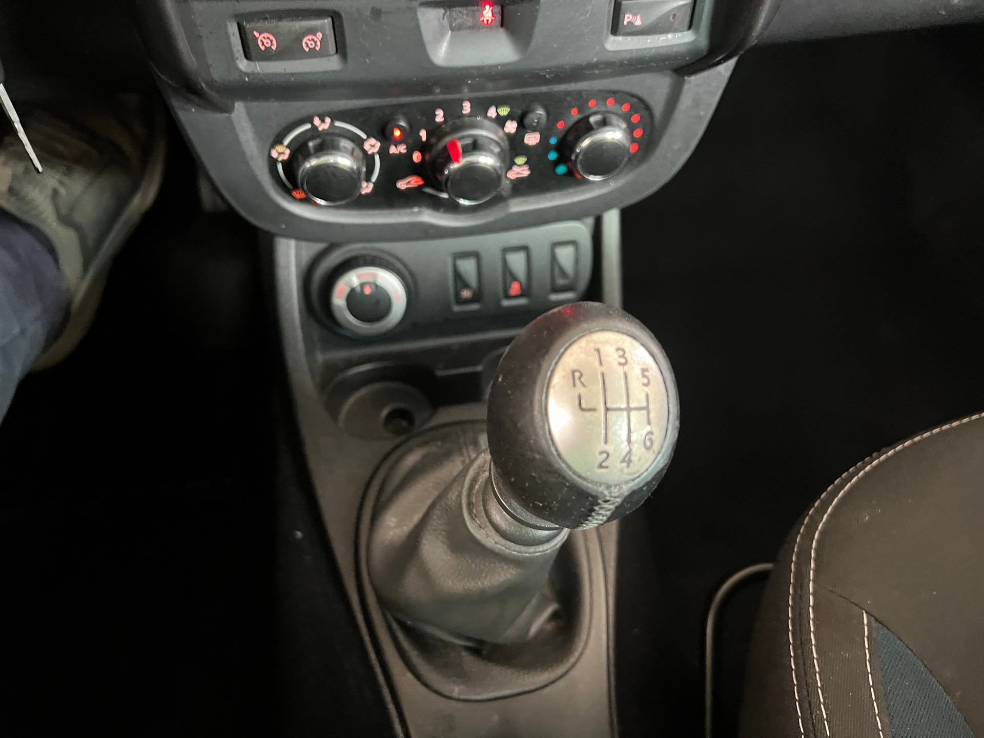 DACIA Duster 1.5 Diesel Lauréate 4x4 ***Euro 6 * Klima * Tempomat ***-image-14