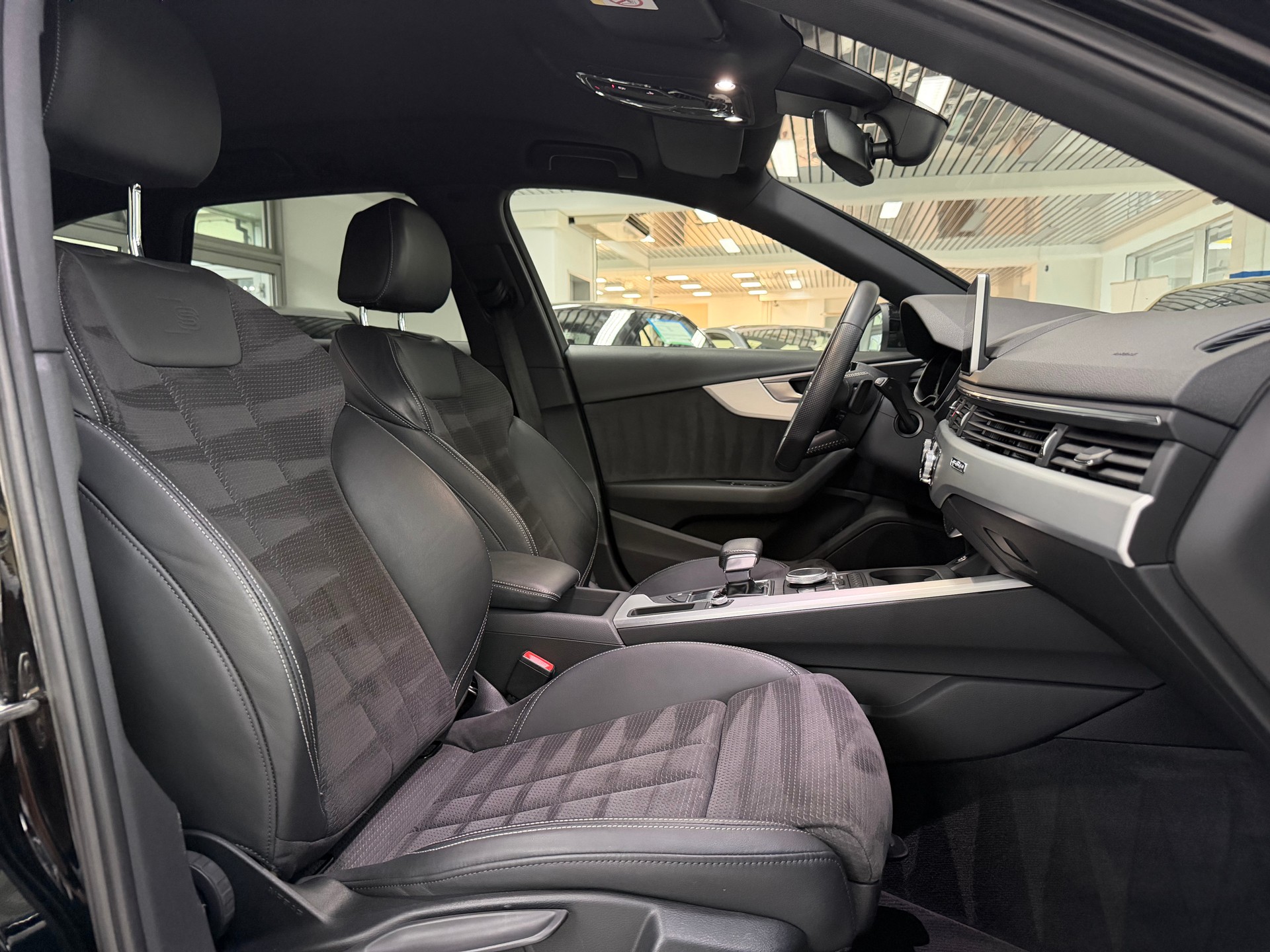 AUDI A4 Avant 3.0 TDI quattro S-tronic S-LINE-image-16