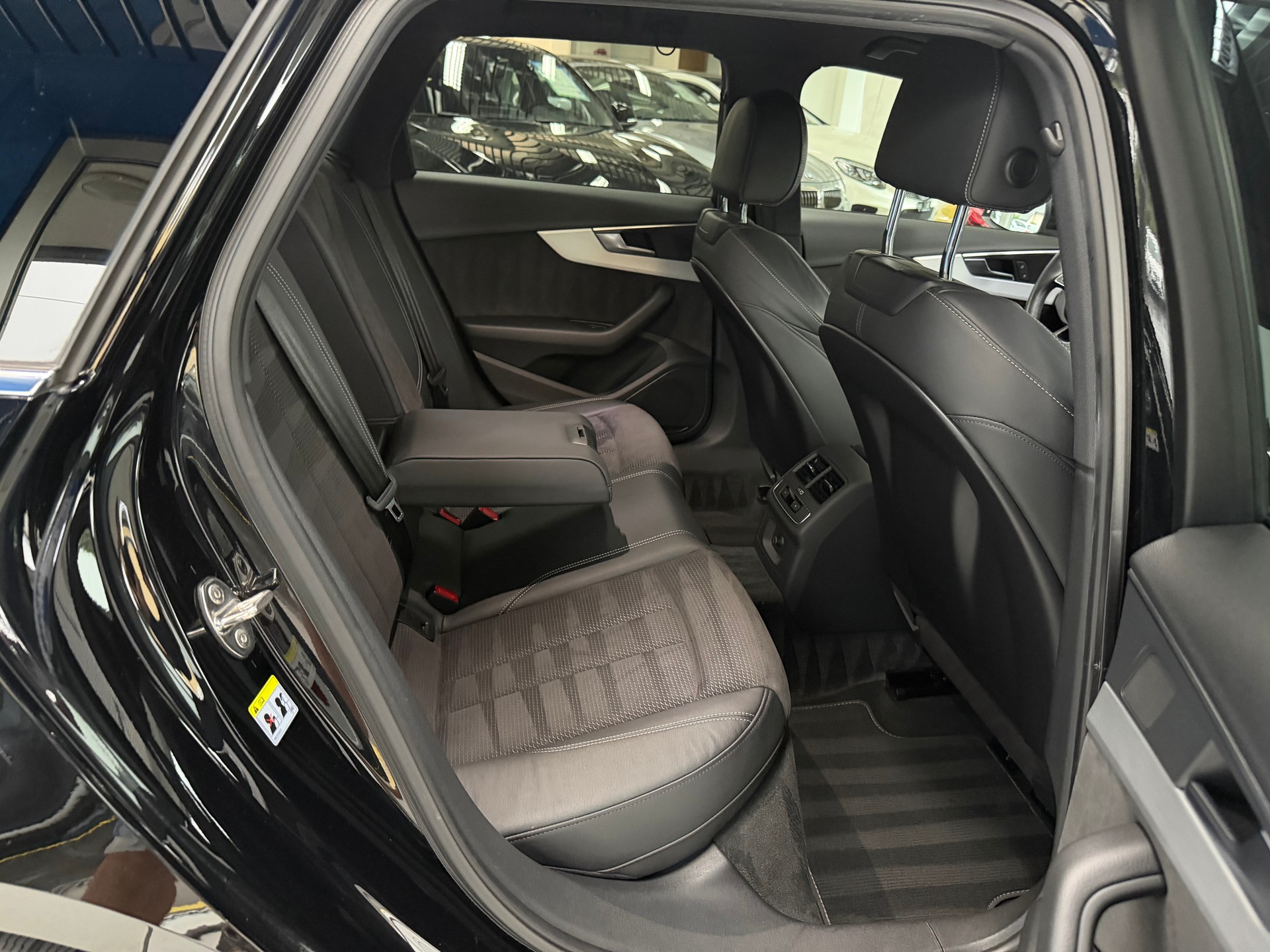 AUDI A4 Avant 3.0 TDI quattro S-tronic S-LINE-image-17