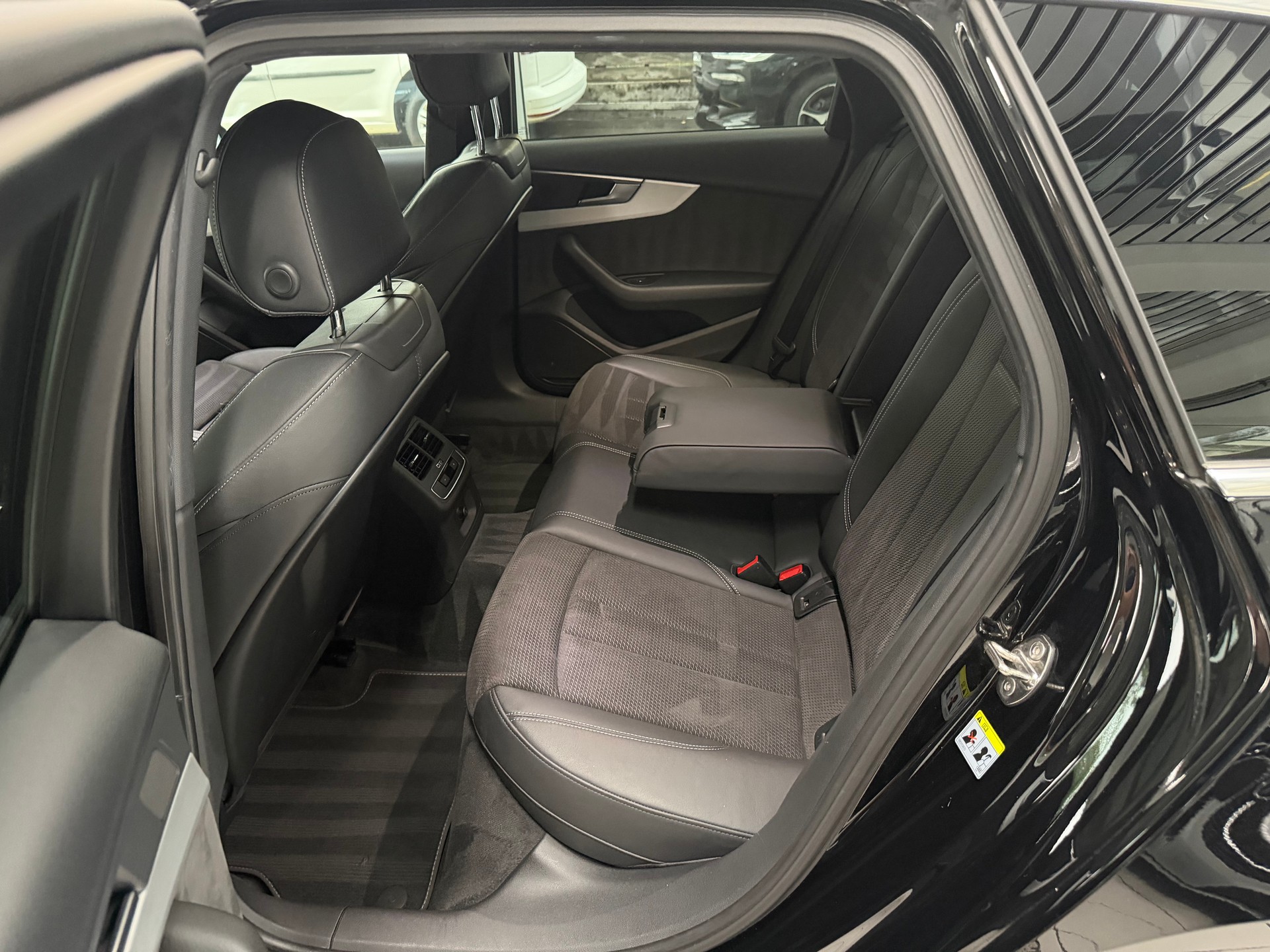 AUDI A4 Avant 3.0 TDI quattro S-tronic S-LINE-image-18