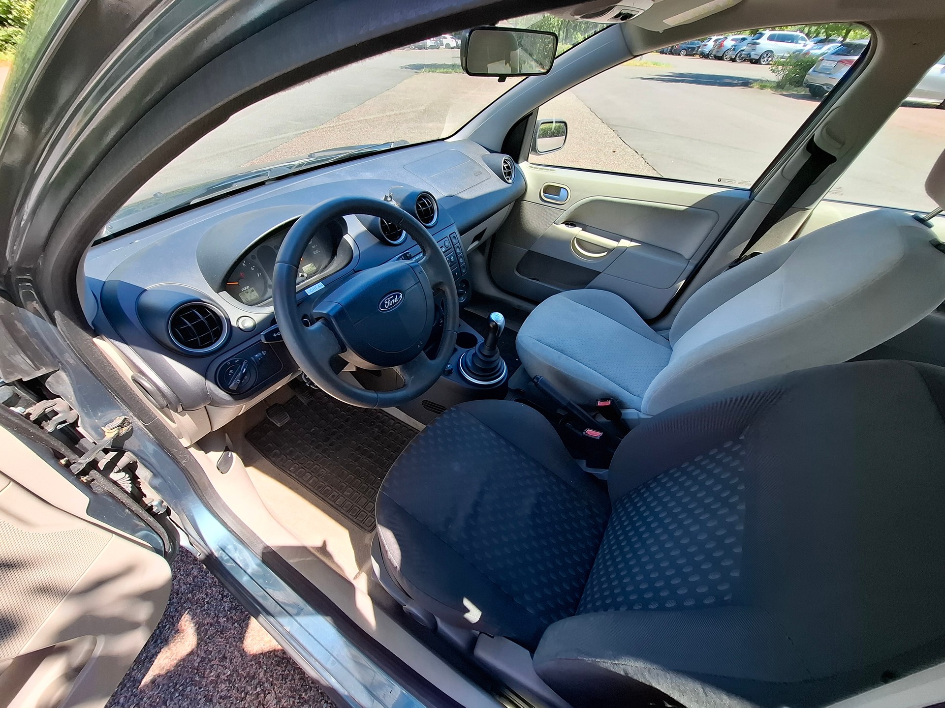 FORD Fiesta 1.4 16V Ghia-image-9