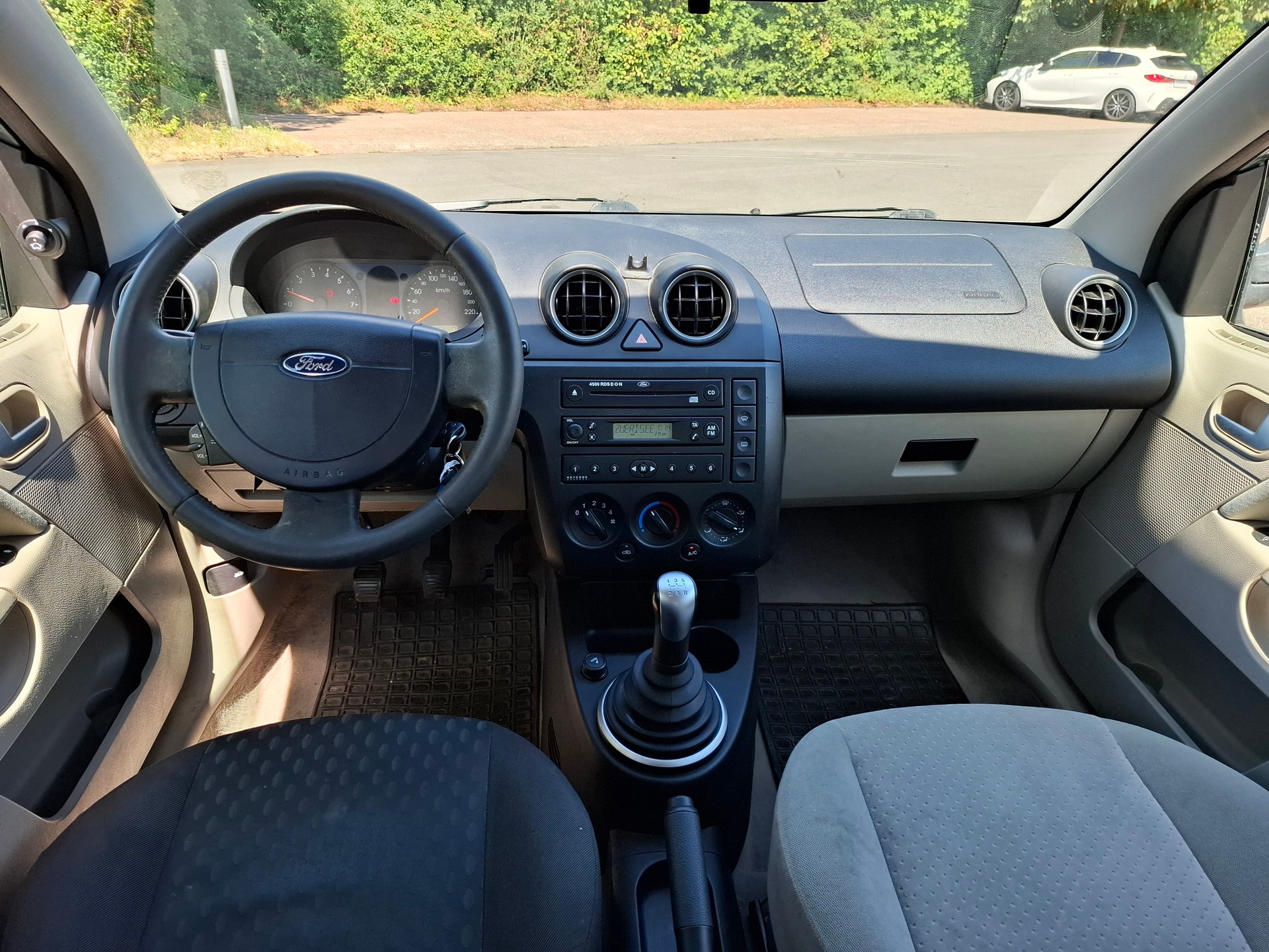 FORD Fiesta 1.4 16V Ghia-image-8