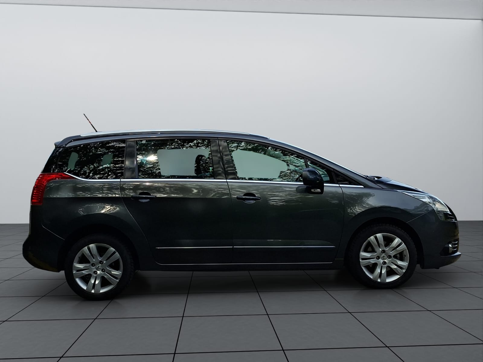 PEUGEOT 5008 1.6 16V T Allure Automatic-image-8