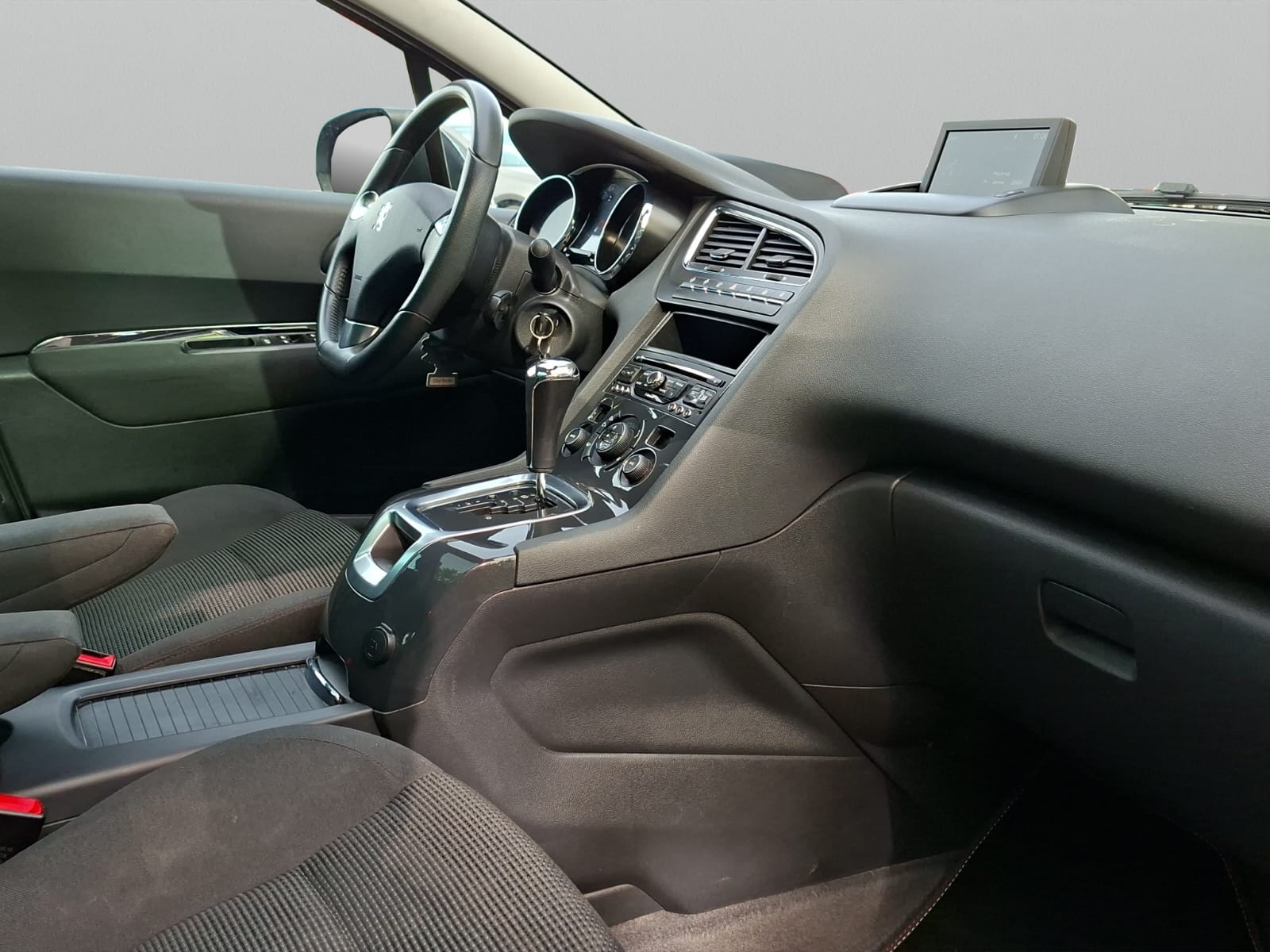 PEUGEOT 5008 1.6 16V T Allure Automatic-image-13